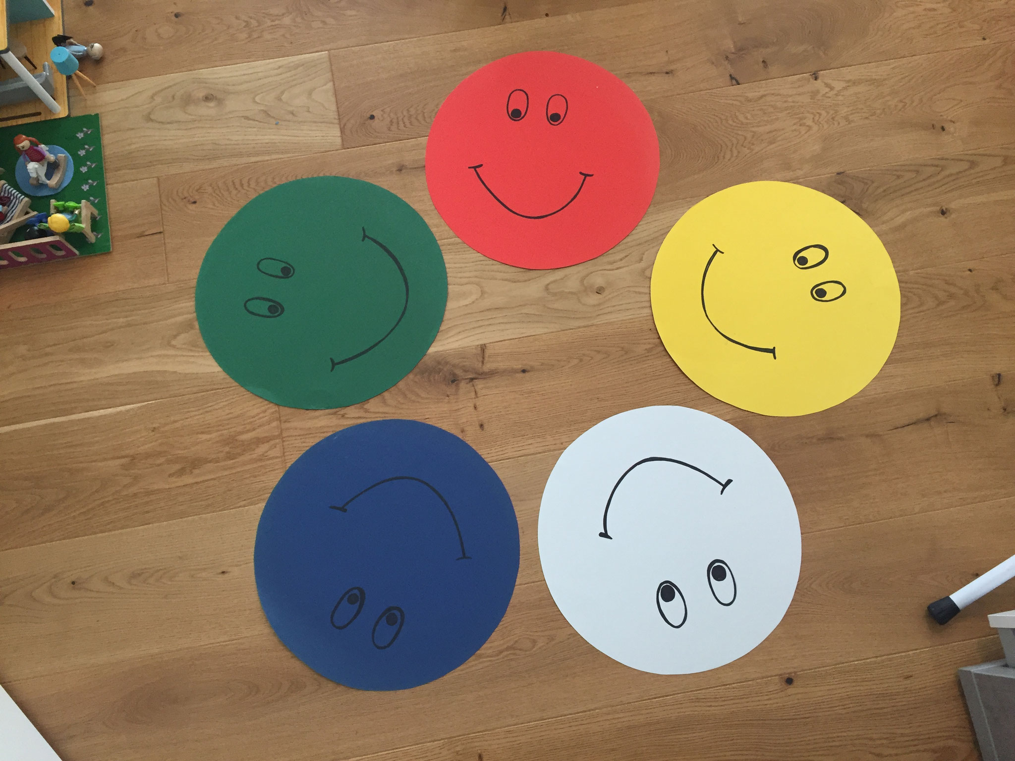 5 Elemente Karten in Form von Smiley