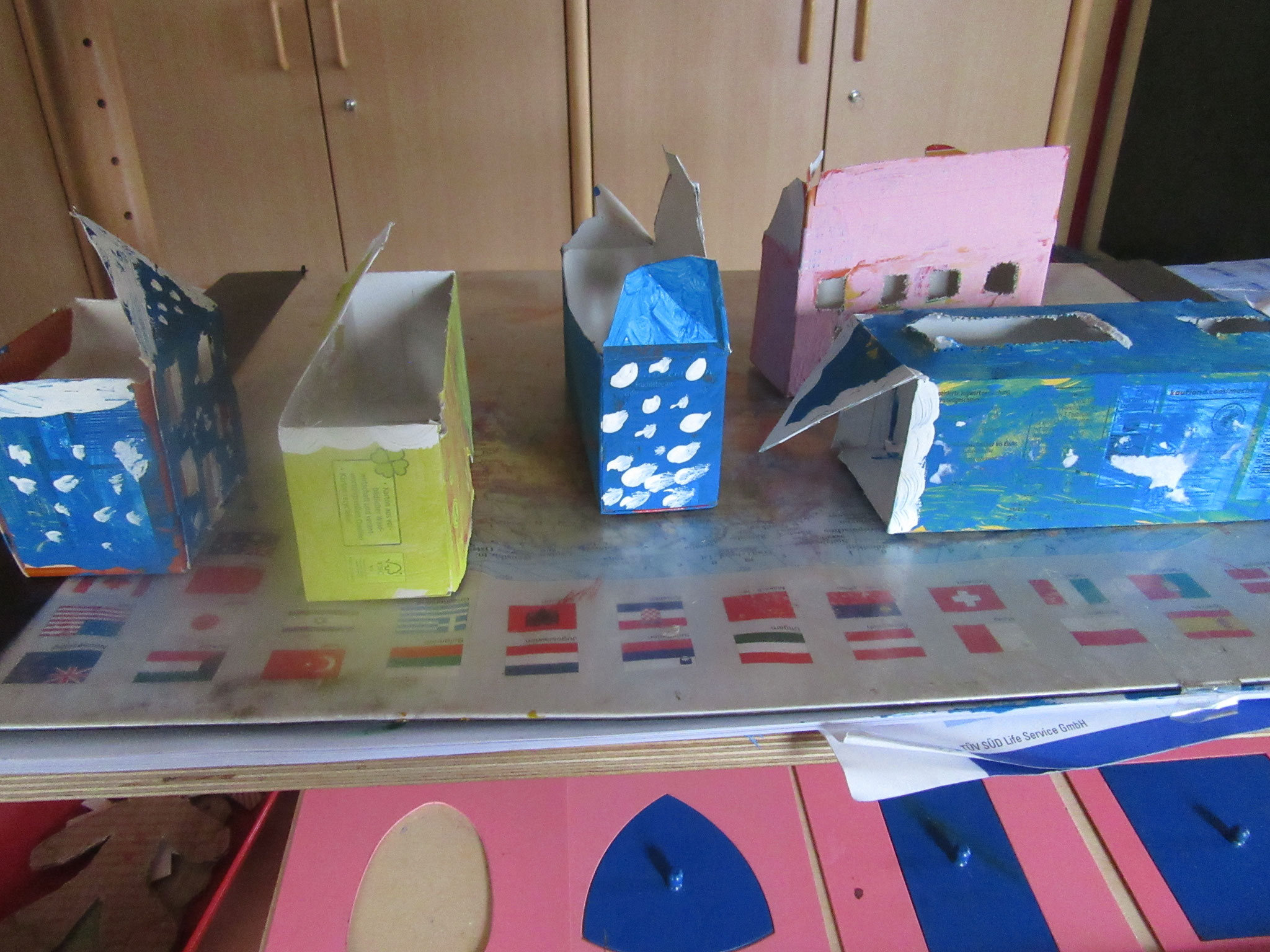 Unsere Kinder stellen ihre Kunstwerke vor: - Kindergarten Regenbogen