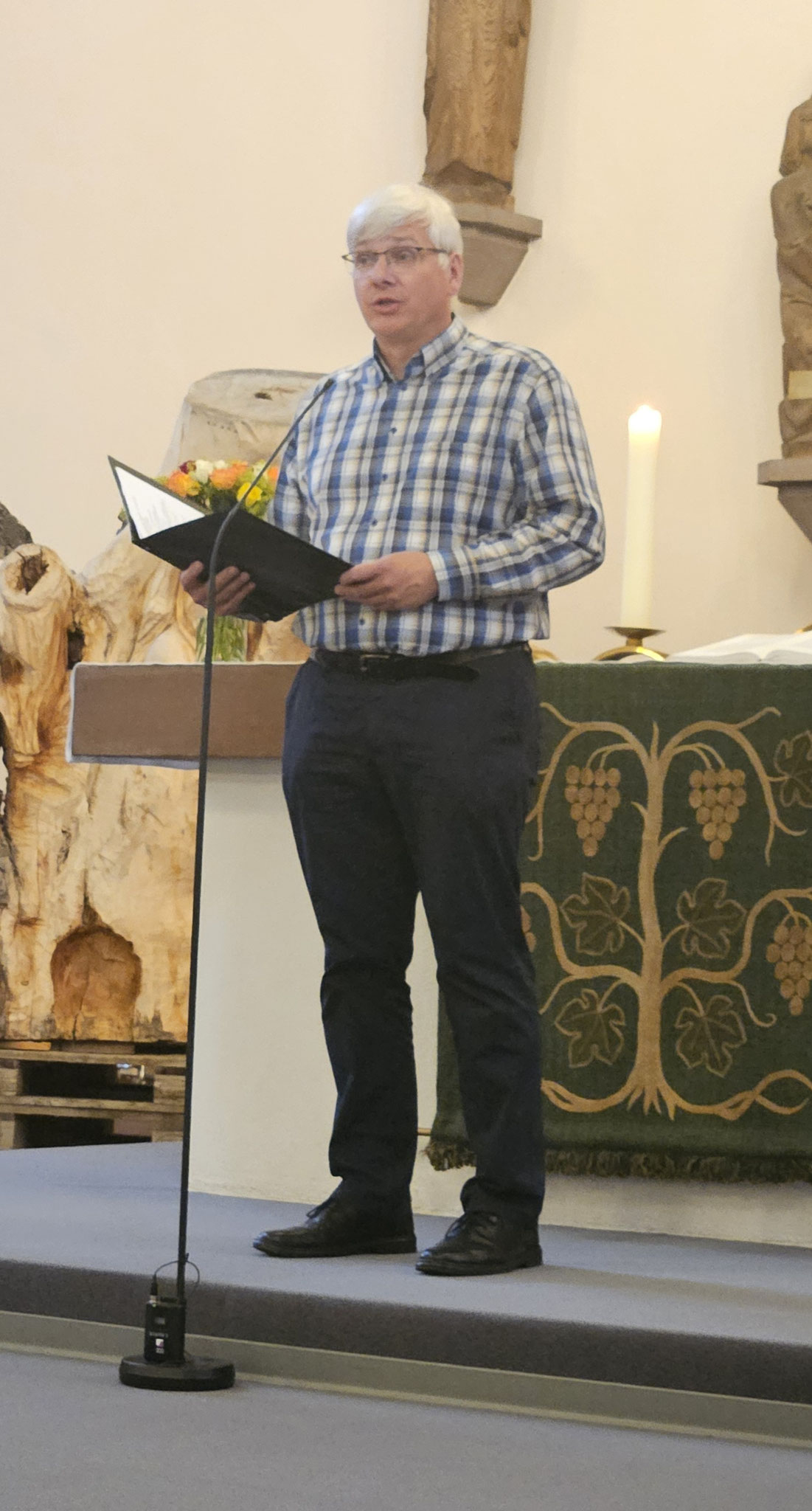 Pfarrer Ulrich Bauersfeld begrüßt in der Gederner Kirche zum ersten großen gemeinsamen Gottesdienst der Evangelischen Kirche zwischen Nidder und Bracht.