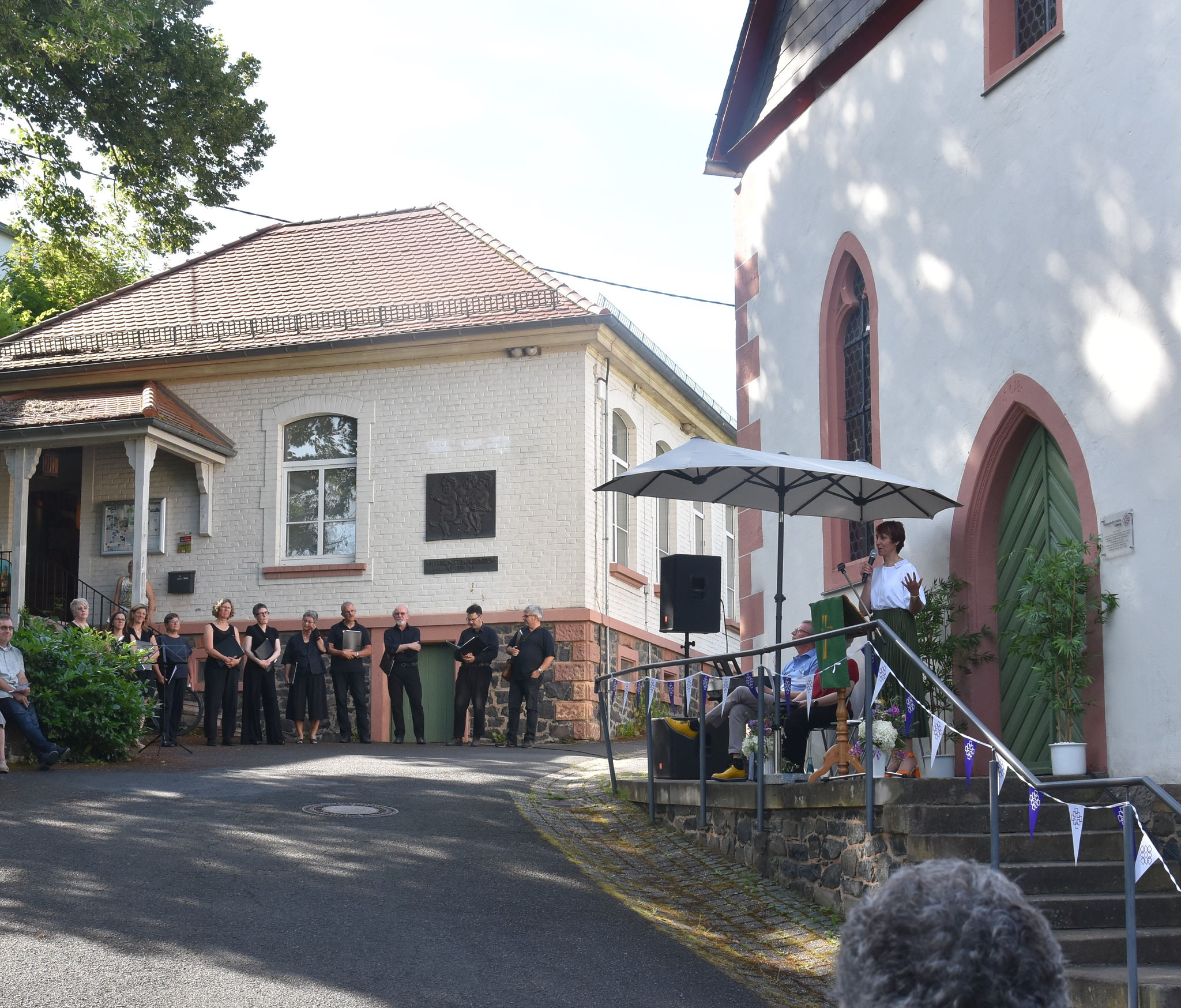 Vor der Kirche feiern Dekan Volkhard Guth, Dekanin Birgit Hamrich und Pfarrerin Regine Jünger eine Andacht.