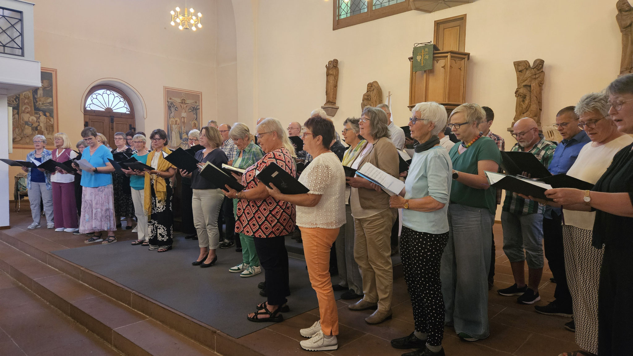Ein Projektchor mit Sängerinnen und Sängern aus allen Teilen des Nachbarschaftsraums unter der Leitung von Dekanatskantor Kiwon Lee gestaltet den Gottesdienst musikalisch.