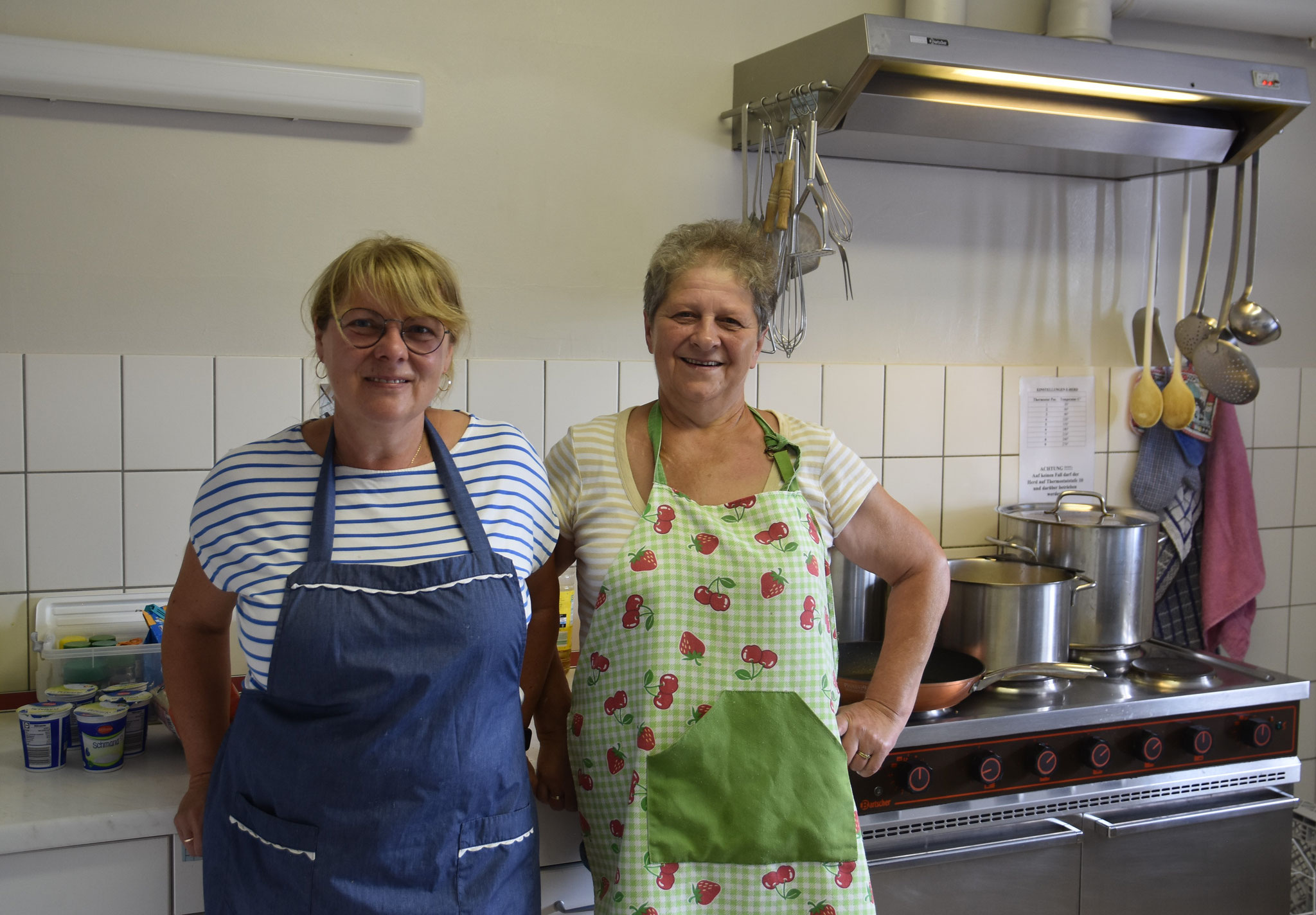 Theresa Berg und Eveline Koziol kochen jeden Tag frisch und nie gibt es weniger als Suppe, Hauptgang, Salat und Dessert.