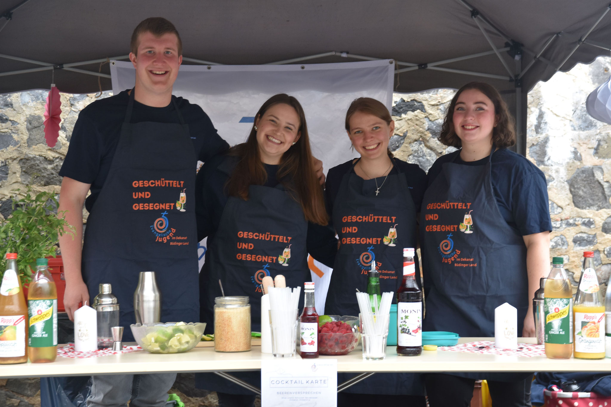 Gute Laune von früh bis spät: die Evangelische Jugend Büdinger Land an der Cocktailbar.