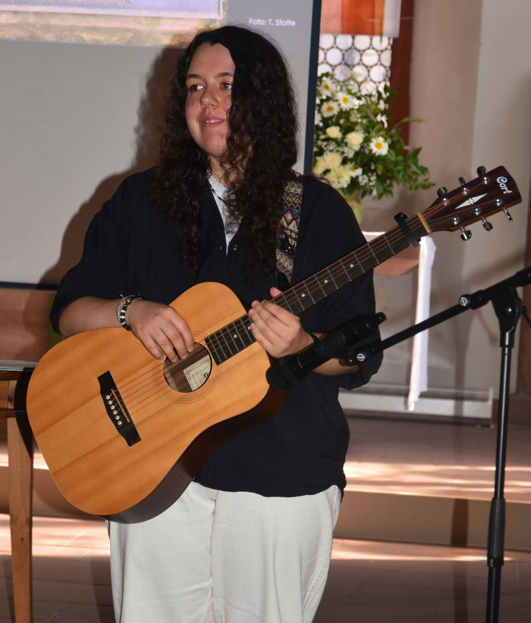 Hannah Finke, ehemalige Konradsdorfer Schülerin, begleitete Veranstaltung mit einfühlsamer Gitarrenmusik. Fotos: Judith Seipel