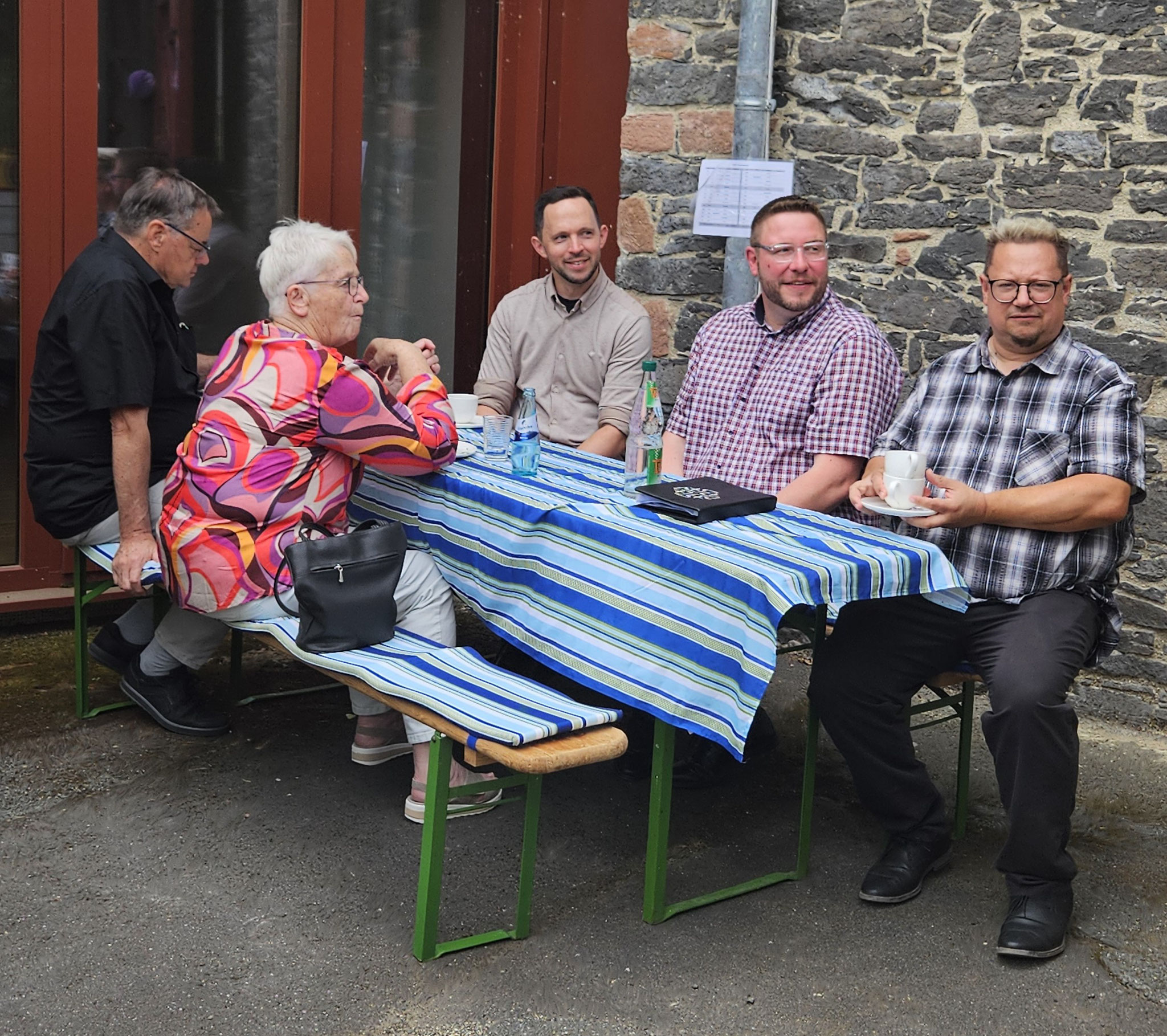 Zeit für ein Schwätzchen mit den Paaren findet sich auch: Pfarrer David Jumel und Vikar Tobias Vonderlehr mit Ehemann Nik Vonderlehr (v.l.). Fotos: Judith Seipel