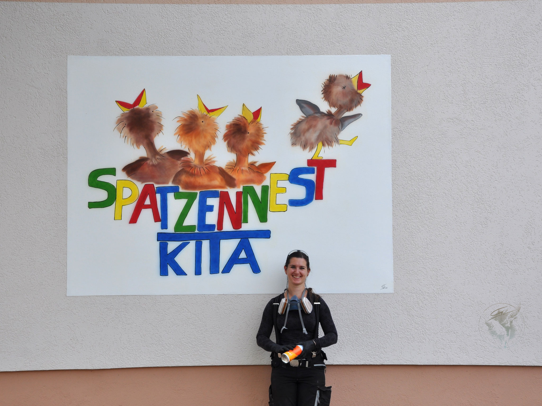 Die KITA Spatzennest in Wiesenau hat nun ihr Logo an der Hausfassade. Das bereits vorhandene Logo wurde dafür vergrößert und vorlagengetreu gemalt.