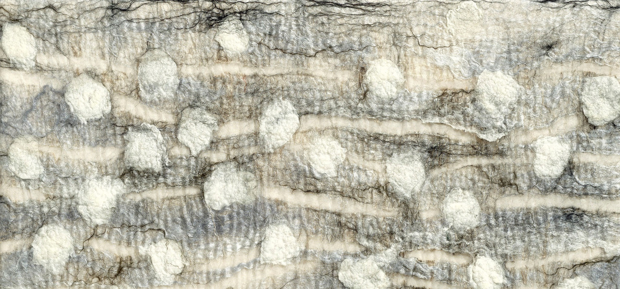 Lineare textile Strukturen in zartem Grau mit hellen Dots, Detail einer Filzarbeit