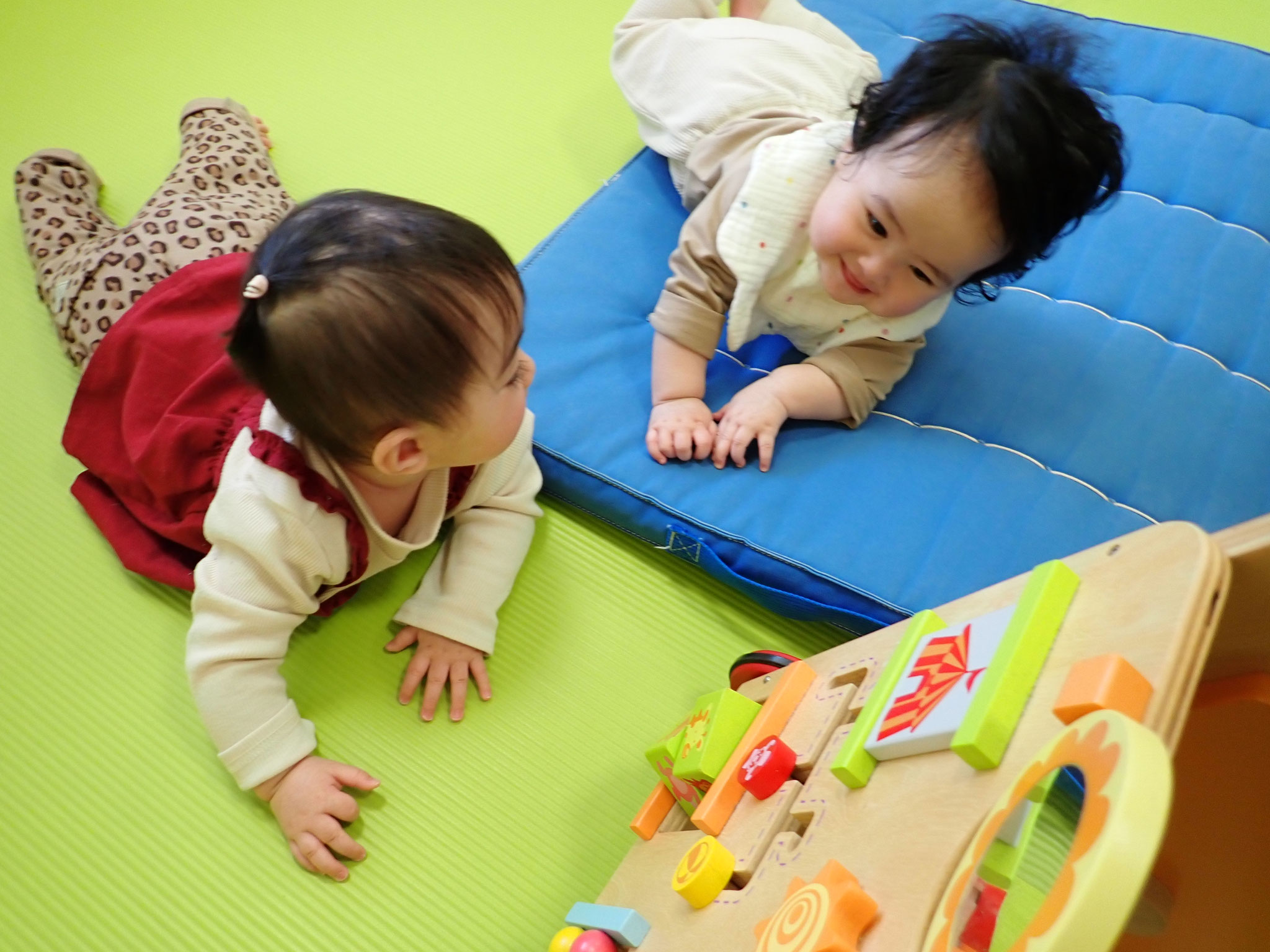 「見て見て～！寝返りできるんだよ～！」
