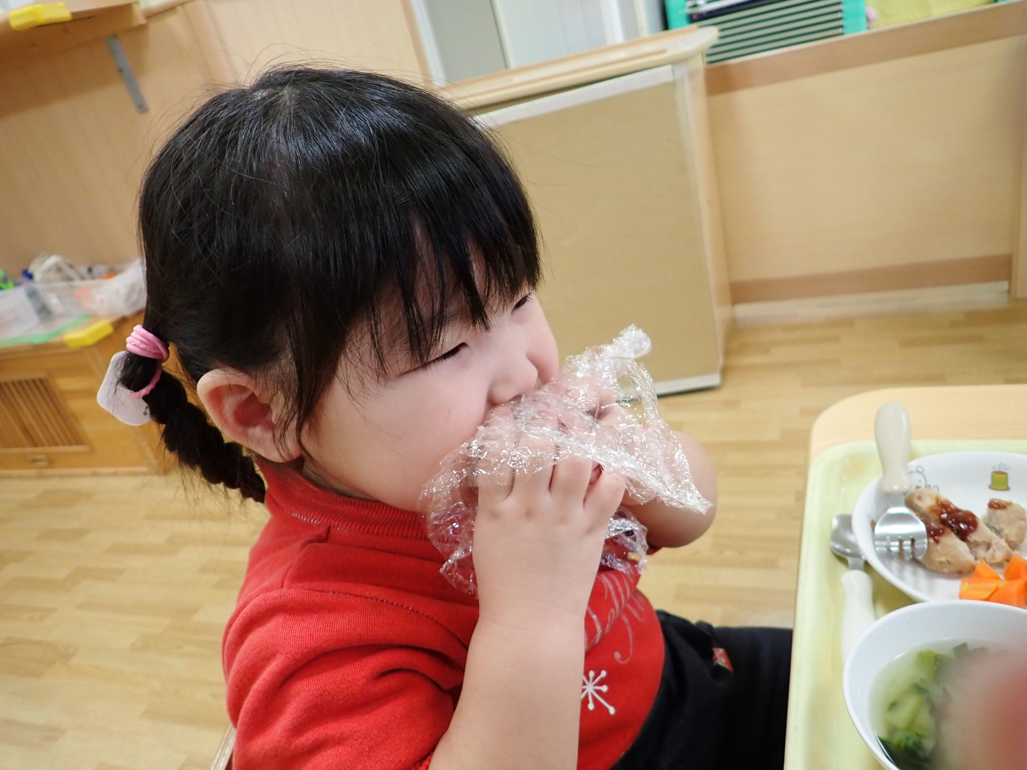 食育おにぎり作り③「自分で握ったおにぎりは格別に美味しいな！！」