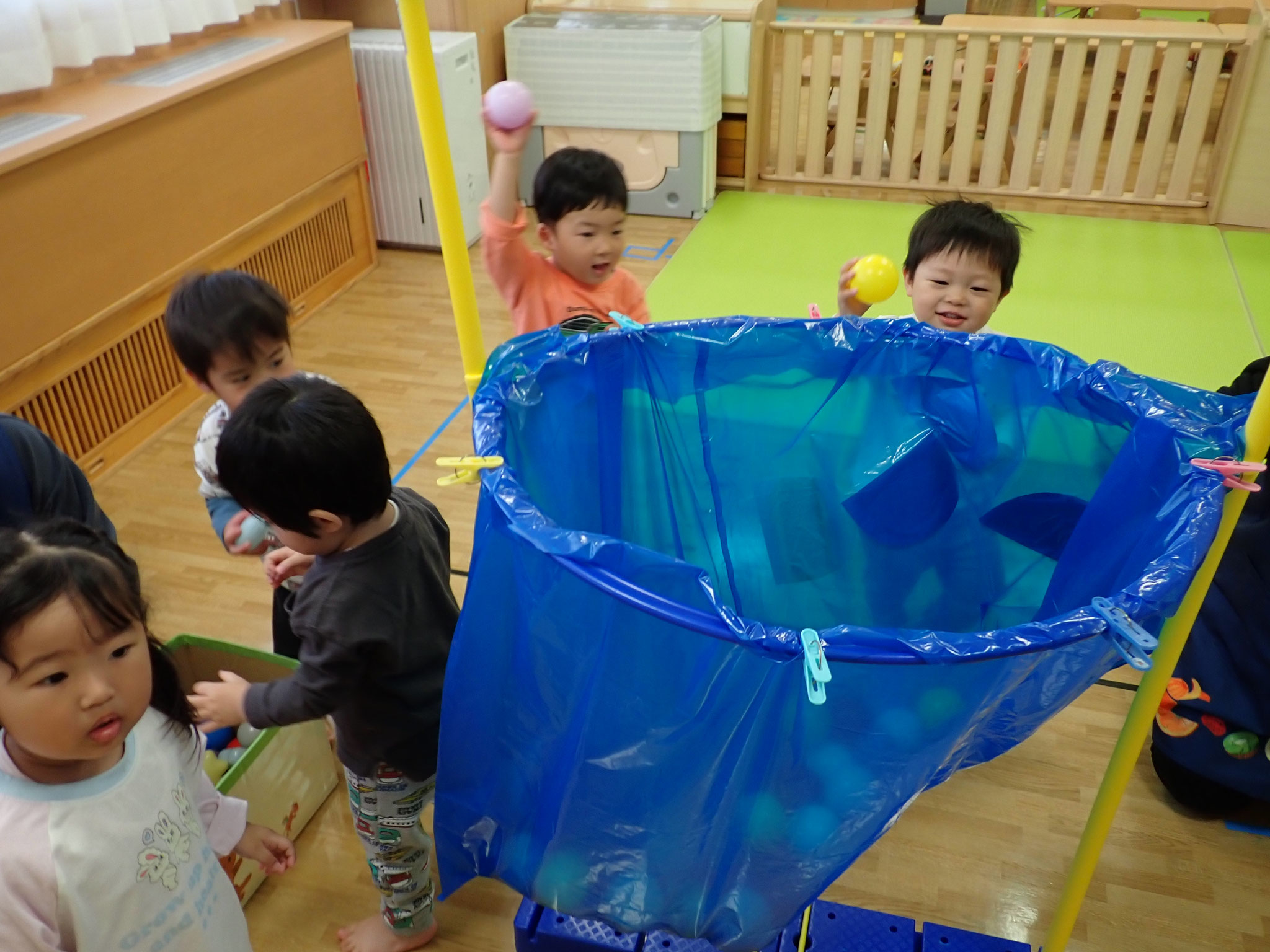 こどもの日②　「たくさんボール入れるよ～！！」