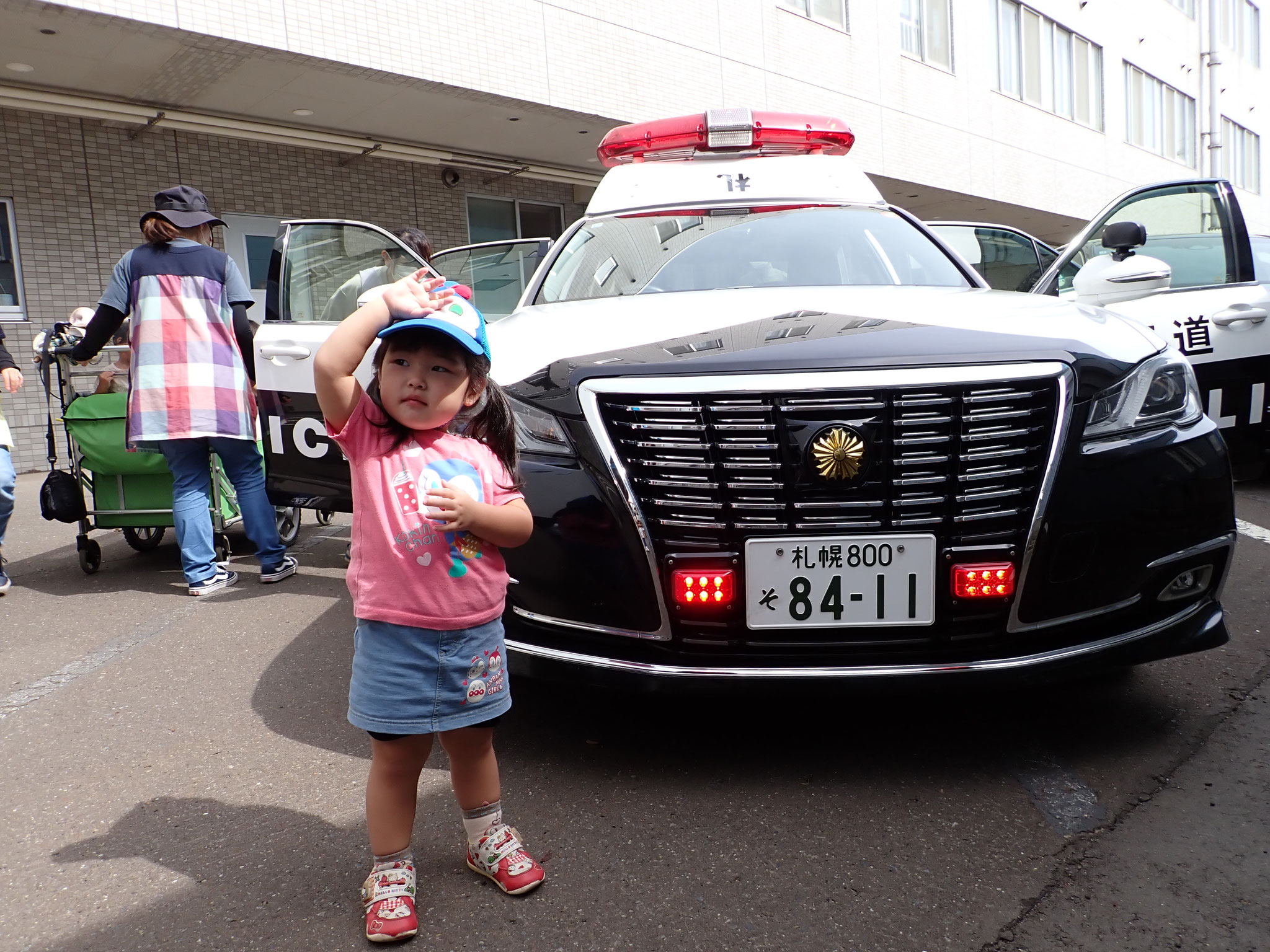 敬礼！おまわりさんみたいでしょ？(避難訓練にて)
