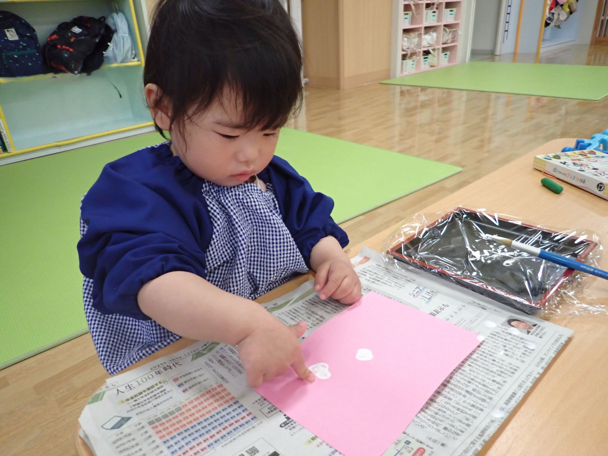 「次はどこに付けようかな～？」ペタペタペタ