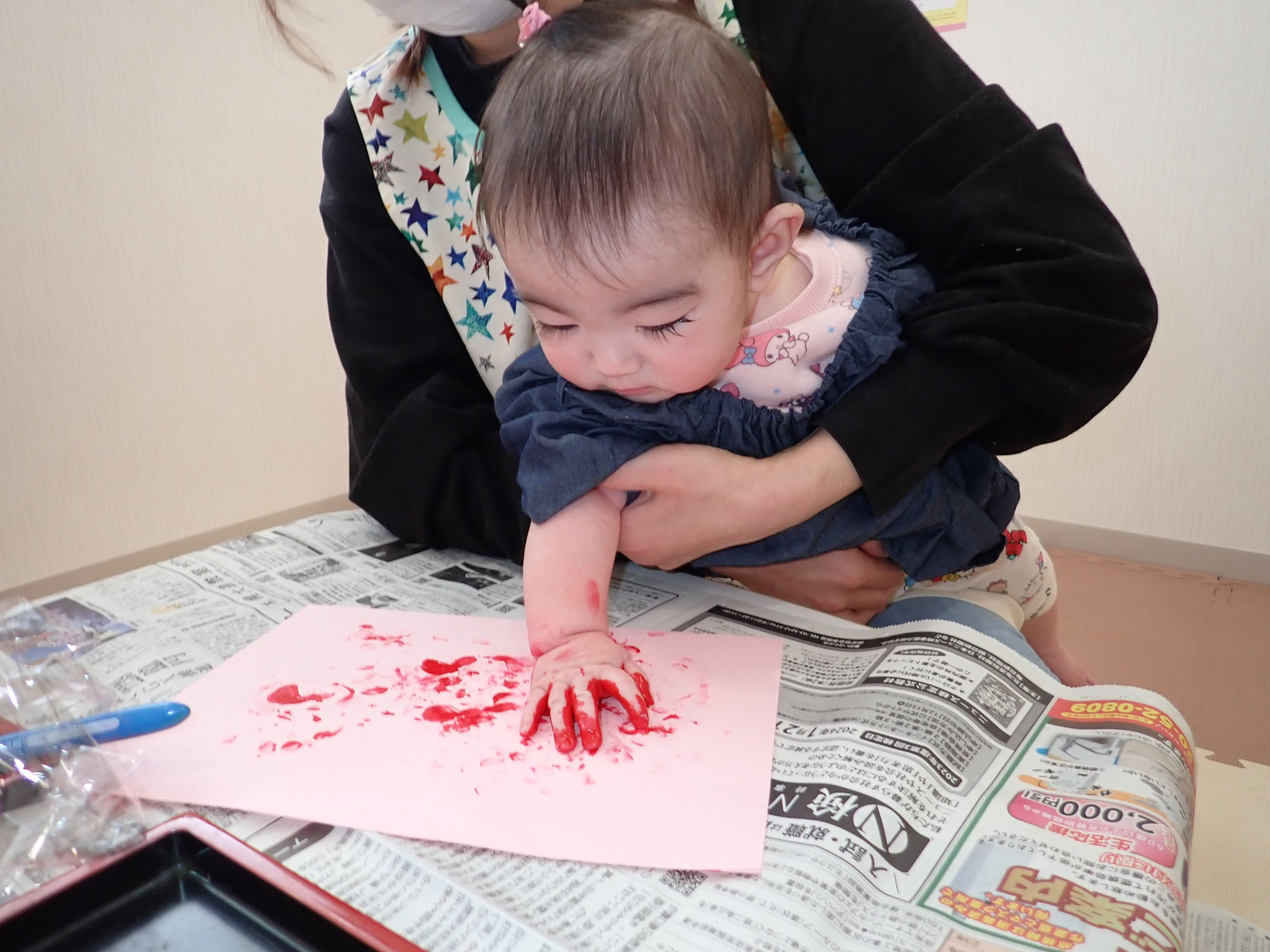 「こうやって付けると絵の具がつくのか～！ふむふむ・・・」