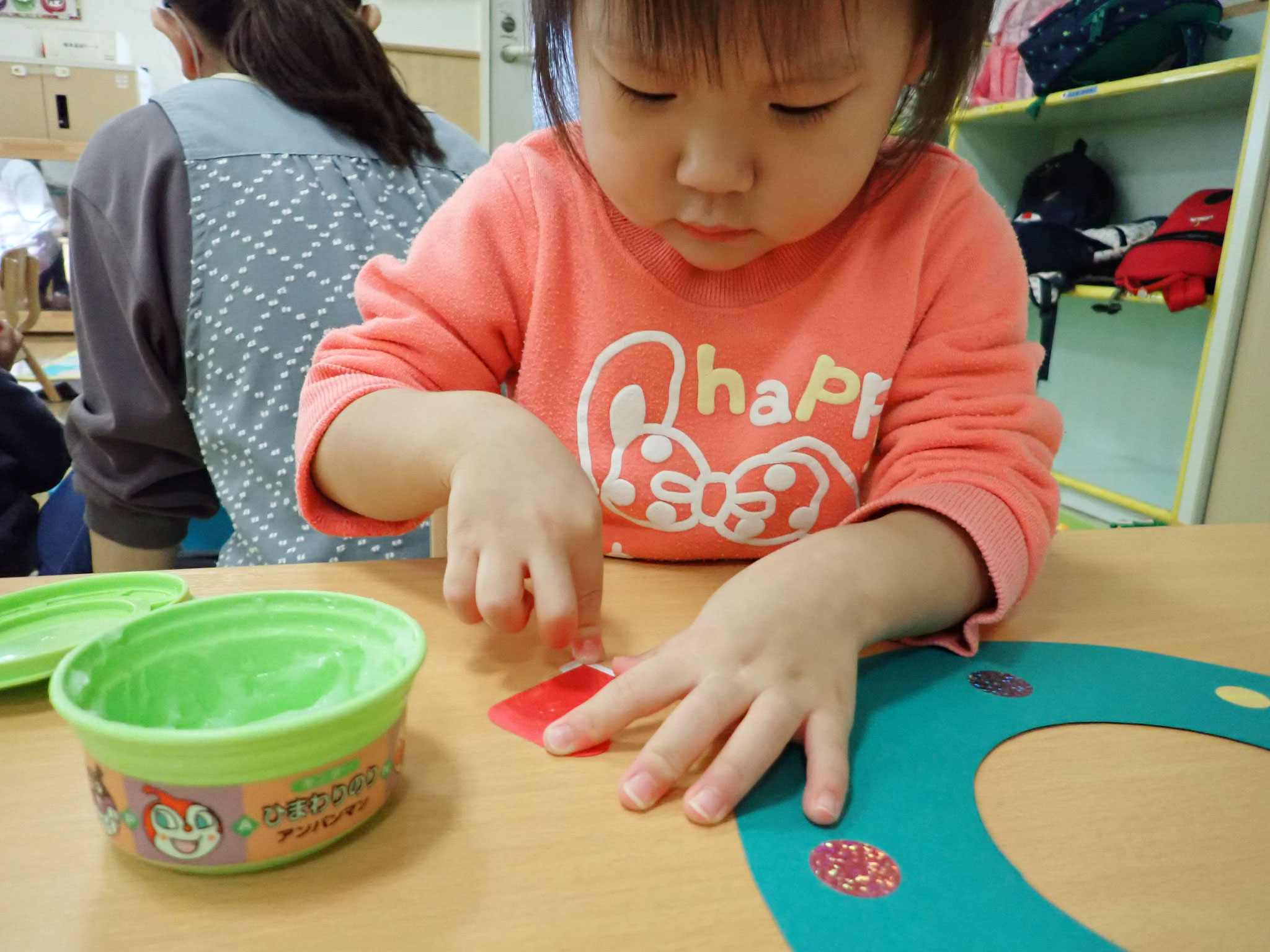 「のりをぬりぬり、、かわいいリース作るんだ！」