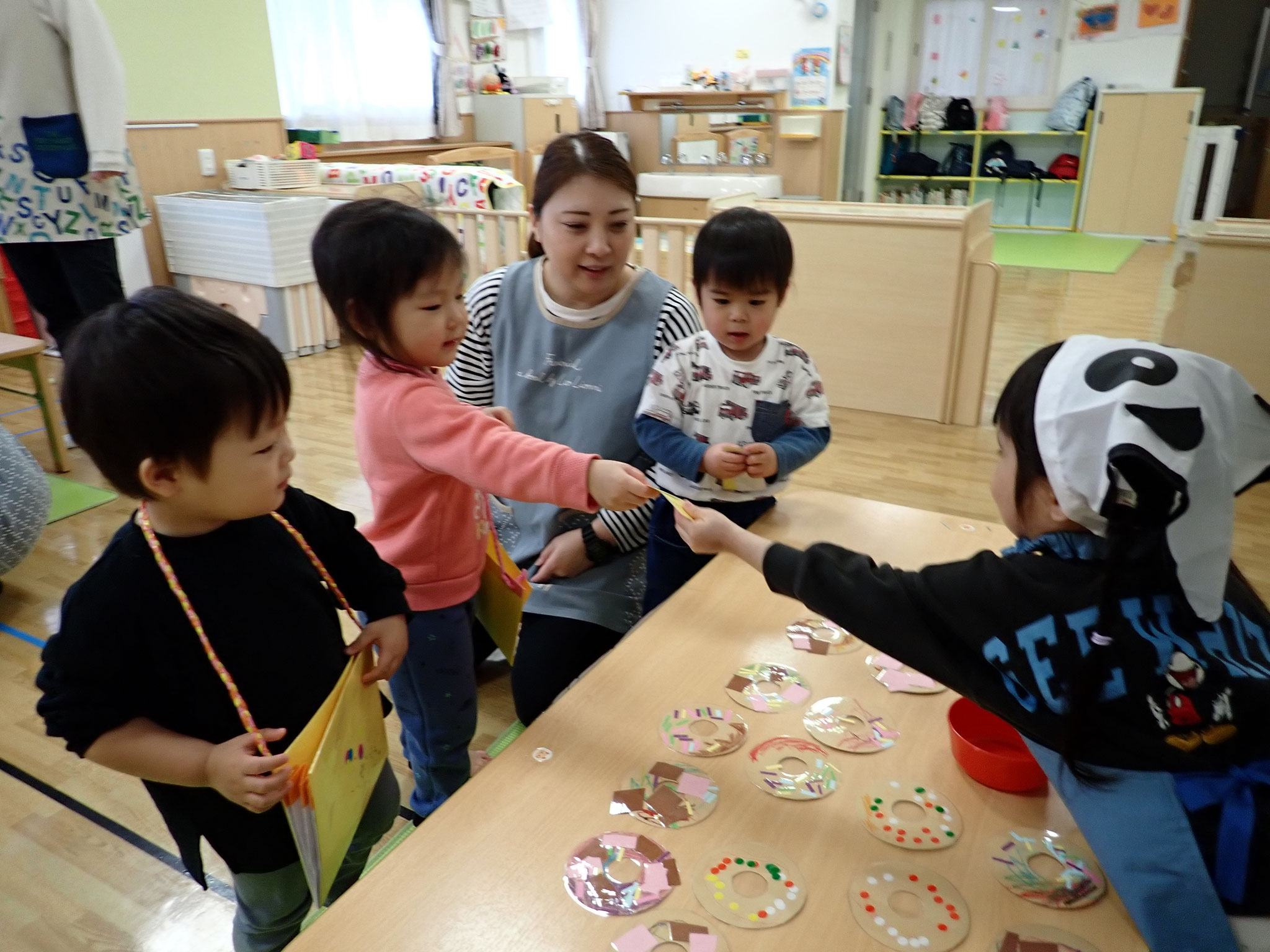 お店屋さんごっこ②「おすすめのドーナツください！」「1000円になりまーす！」