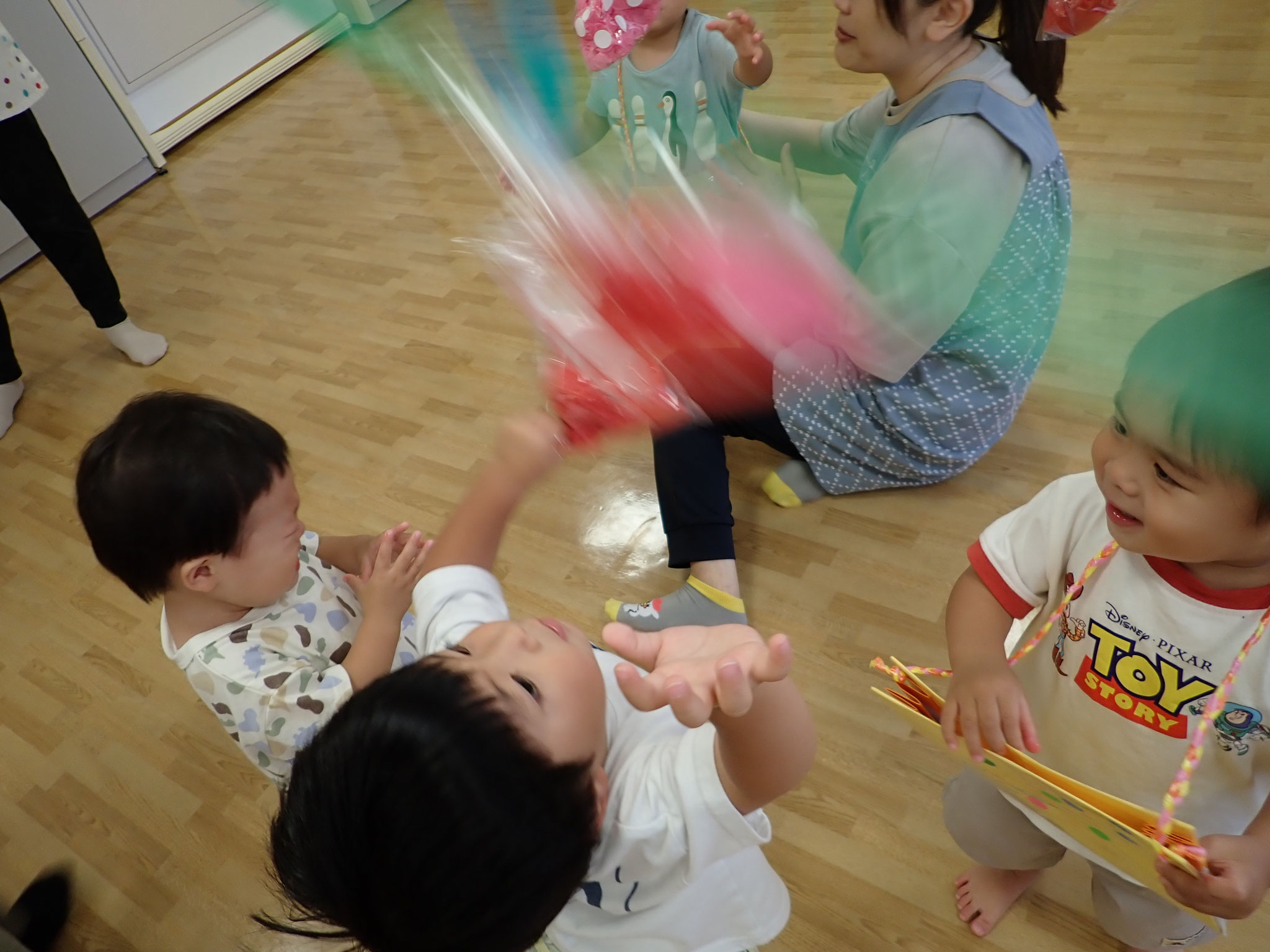 「もう少しで取れるぞ」　「取ったらちょうだい！！」　（果物狩り遊びにて）