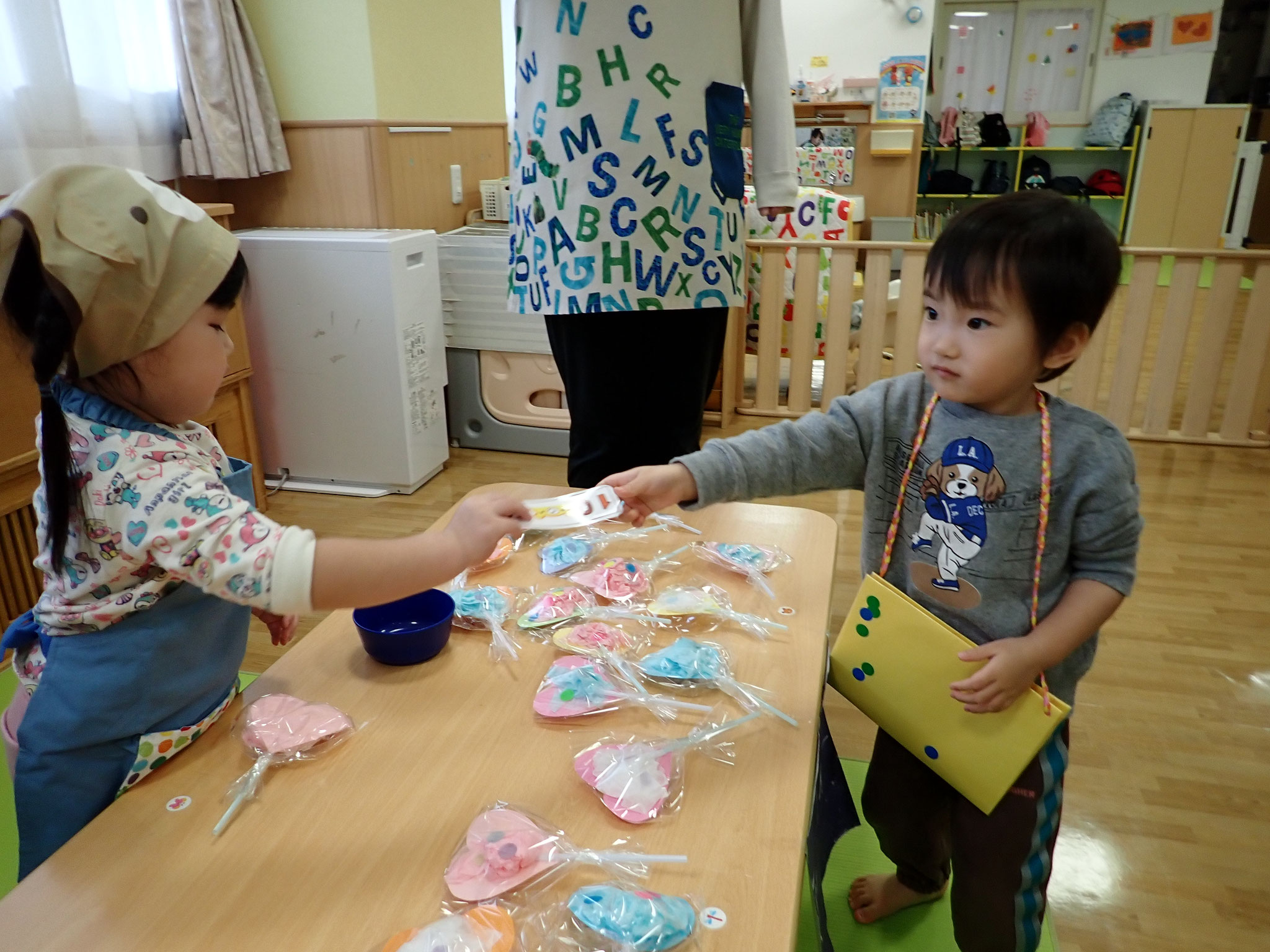 お店屋さんごっこ①「キャンディーください！おつりはいらないよ！！」
