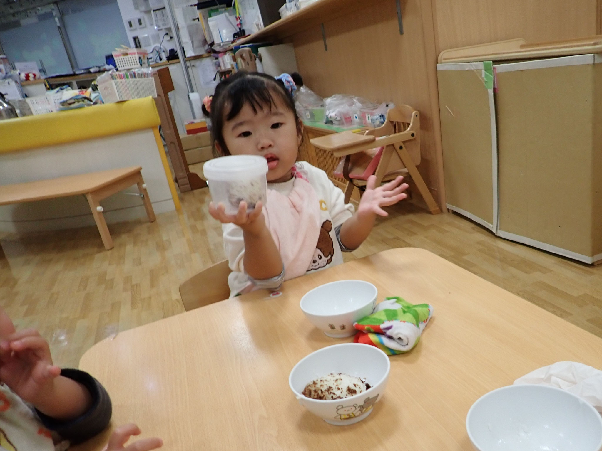 食育活動　おにぎり作り②　シャカシャカシャカ「おいしいおにぎりできたかなー？」