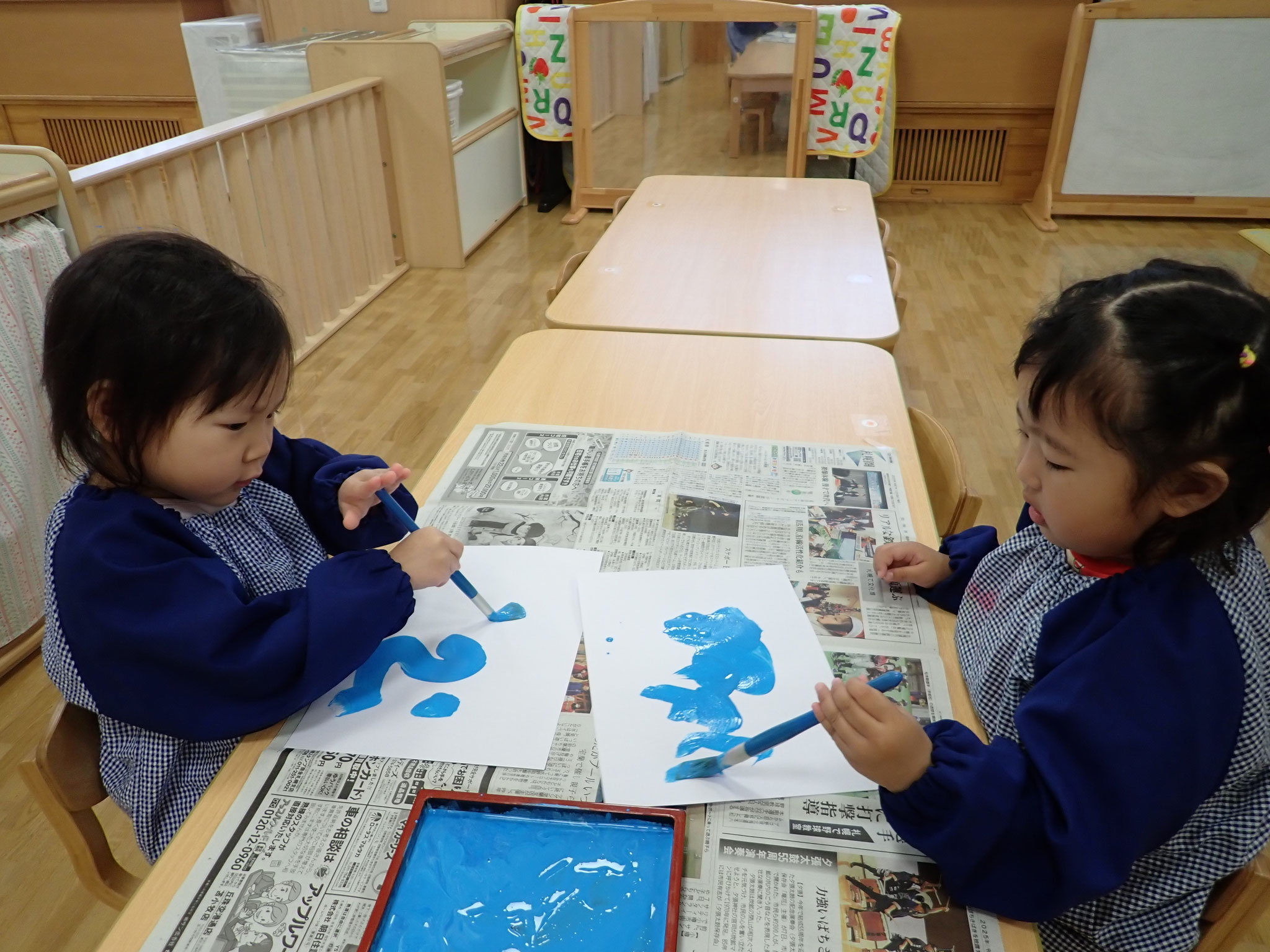 「絵の具楽しいね！」「上手でしょ？」