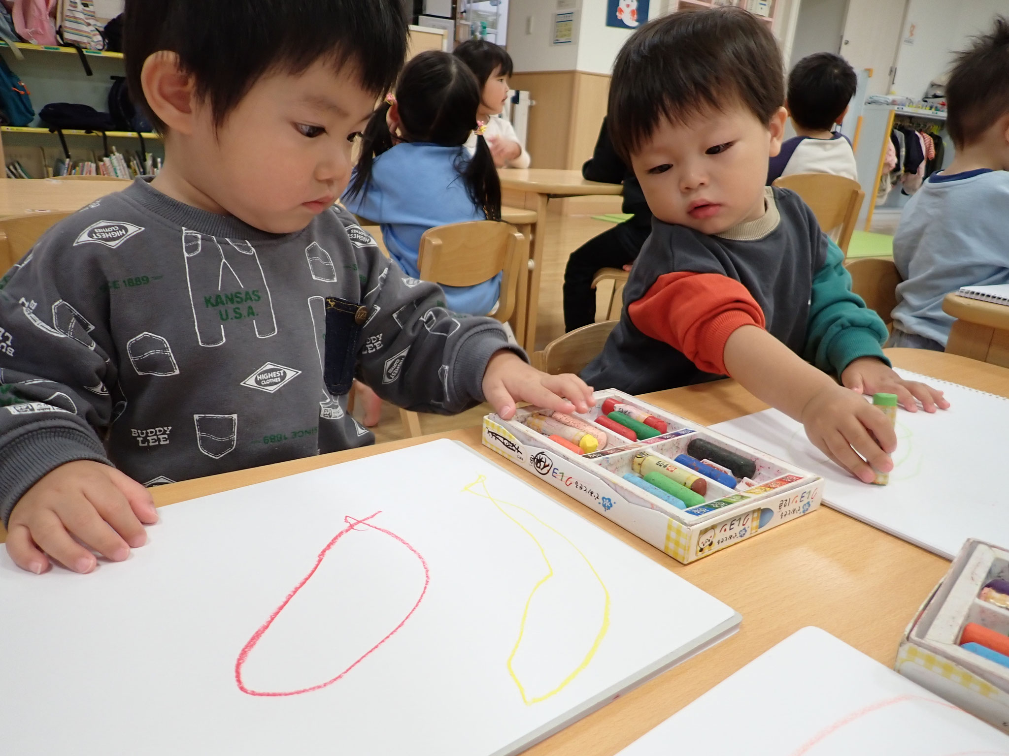 芸術の秋シリーズ②　何かいてるの～？上手だね！！