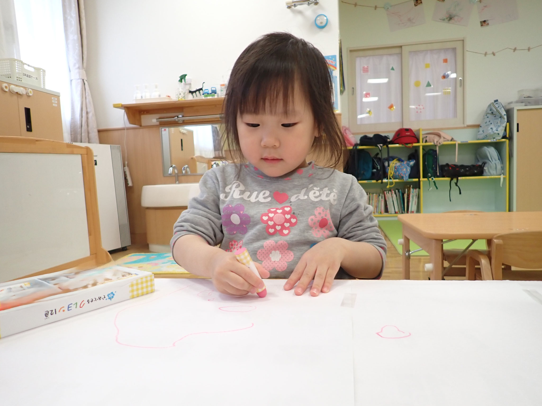 大好きなお絵描き！「今日は何を書こうかな～」