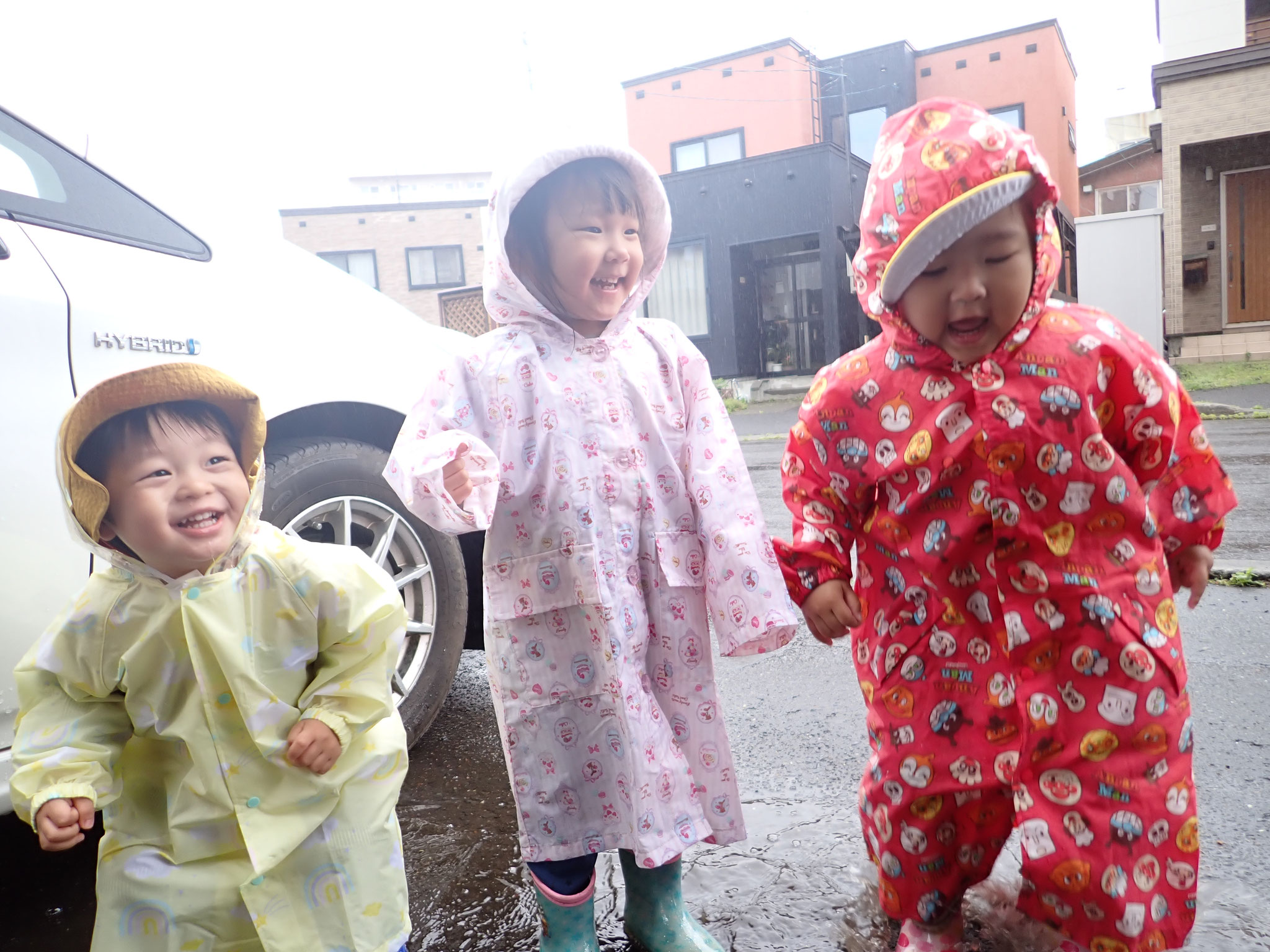 雨降り散歩「水たまり、びっしゃーーん！たのしいなぁ～！！」