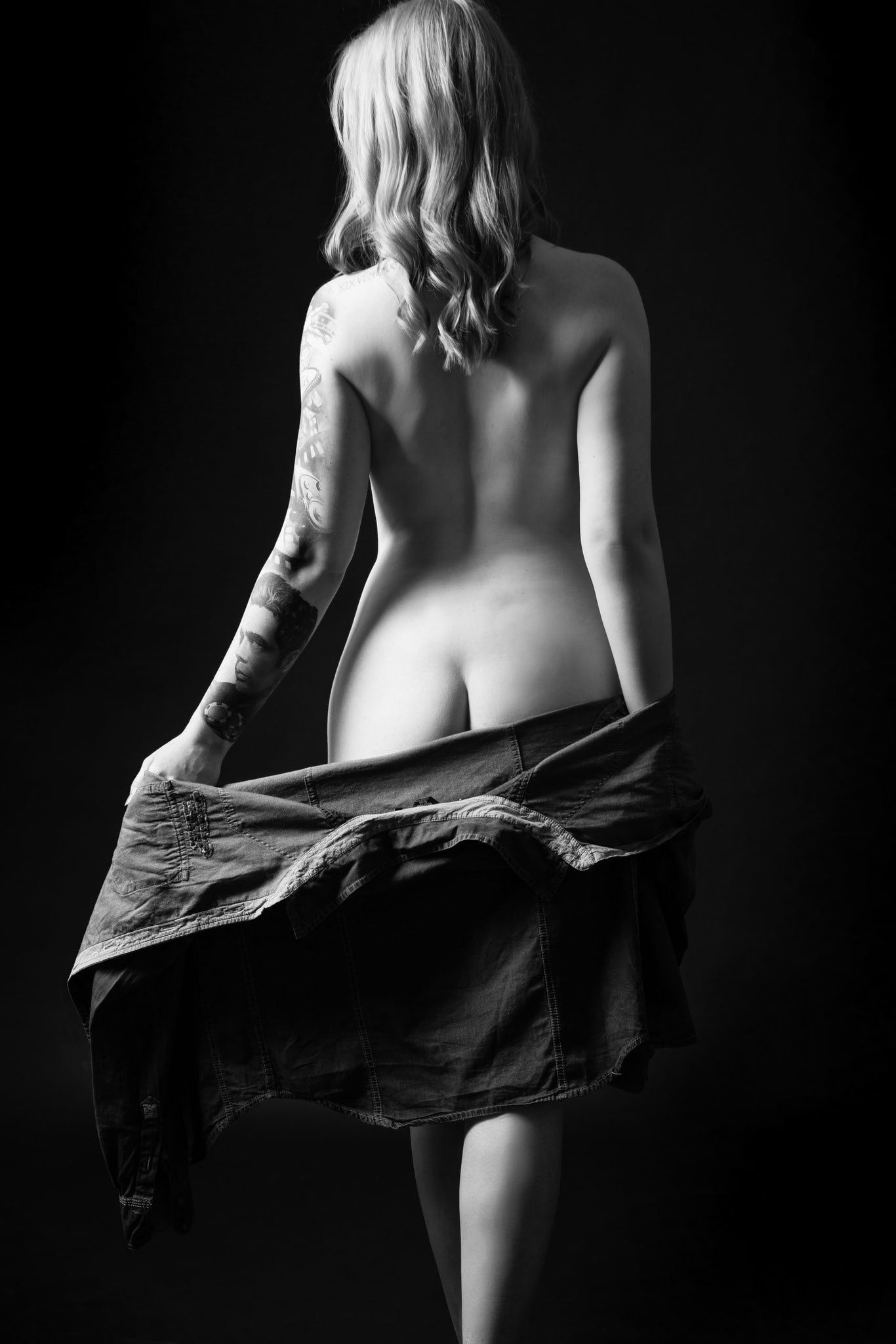 Erotischer schwarz-weiß Akt im Fotostudio in Erlangen - Aktaufnahmen Erlangen vom Fotograf Nico Tavalai #akt #aktfoto #nudephotography