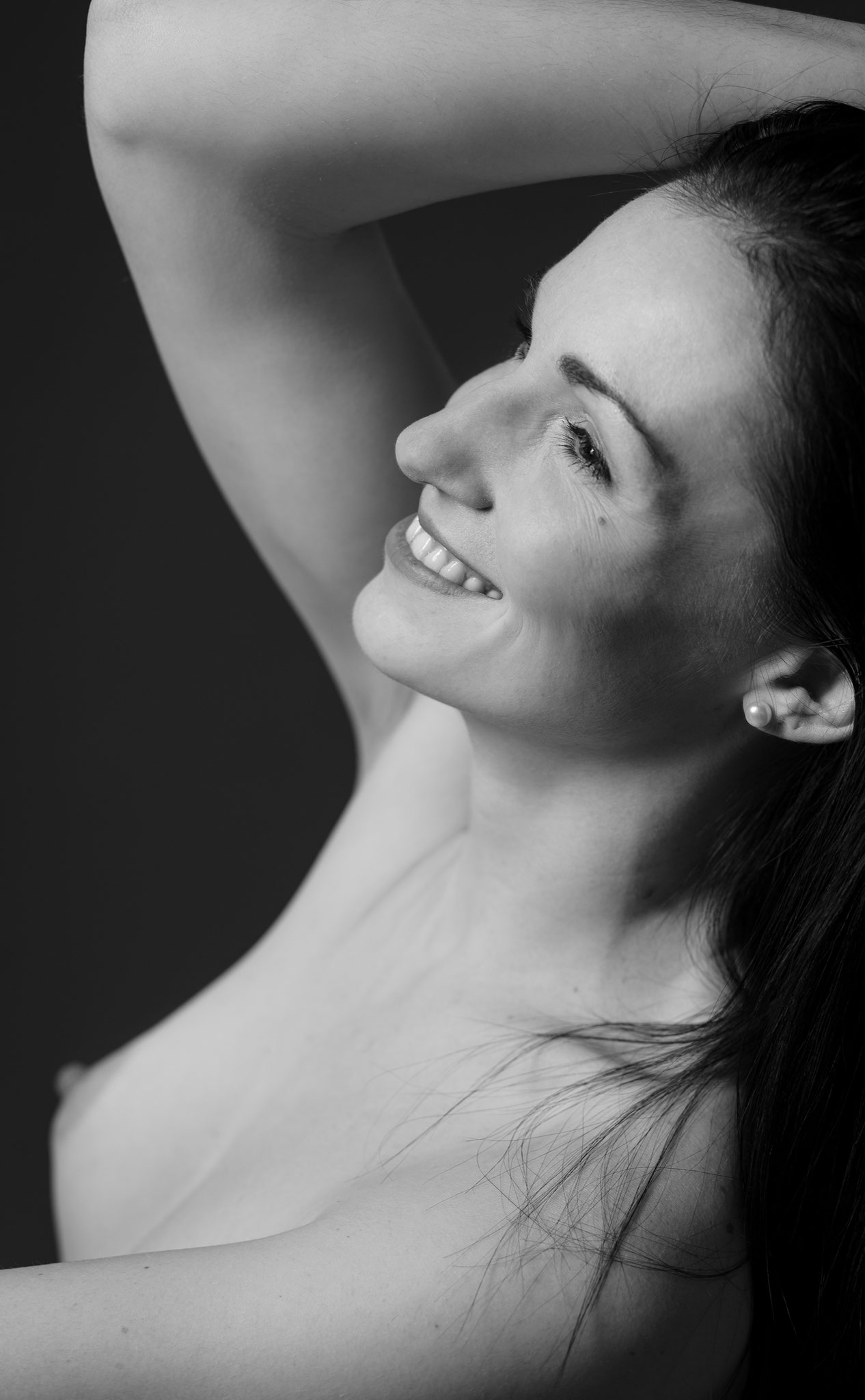 Süßes Lächeln und hübsche Brust - nackte Schönheit beim Aktshooting beim Fotorgafin Erlangen  #akt #aktfoto #nudephotography