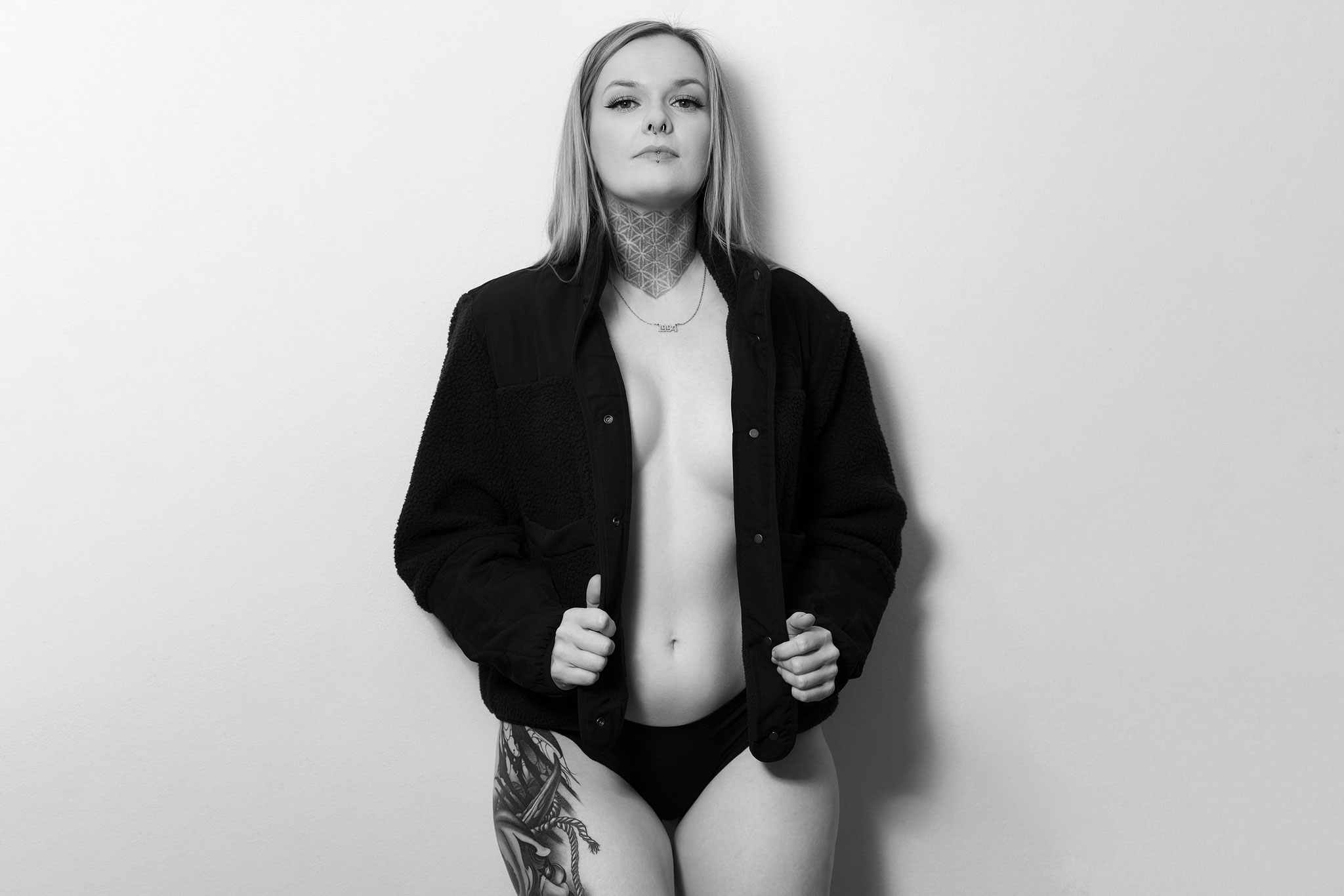 Selbstbewusstes Frauenportrait beim erotischen Homeshooting