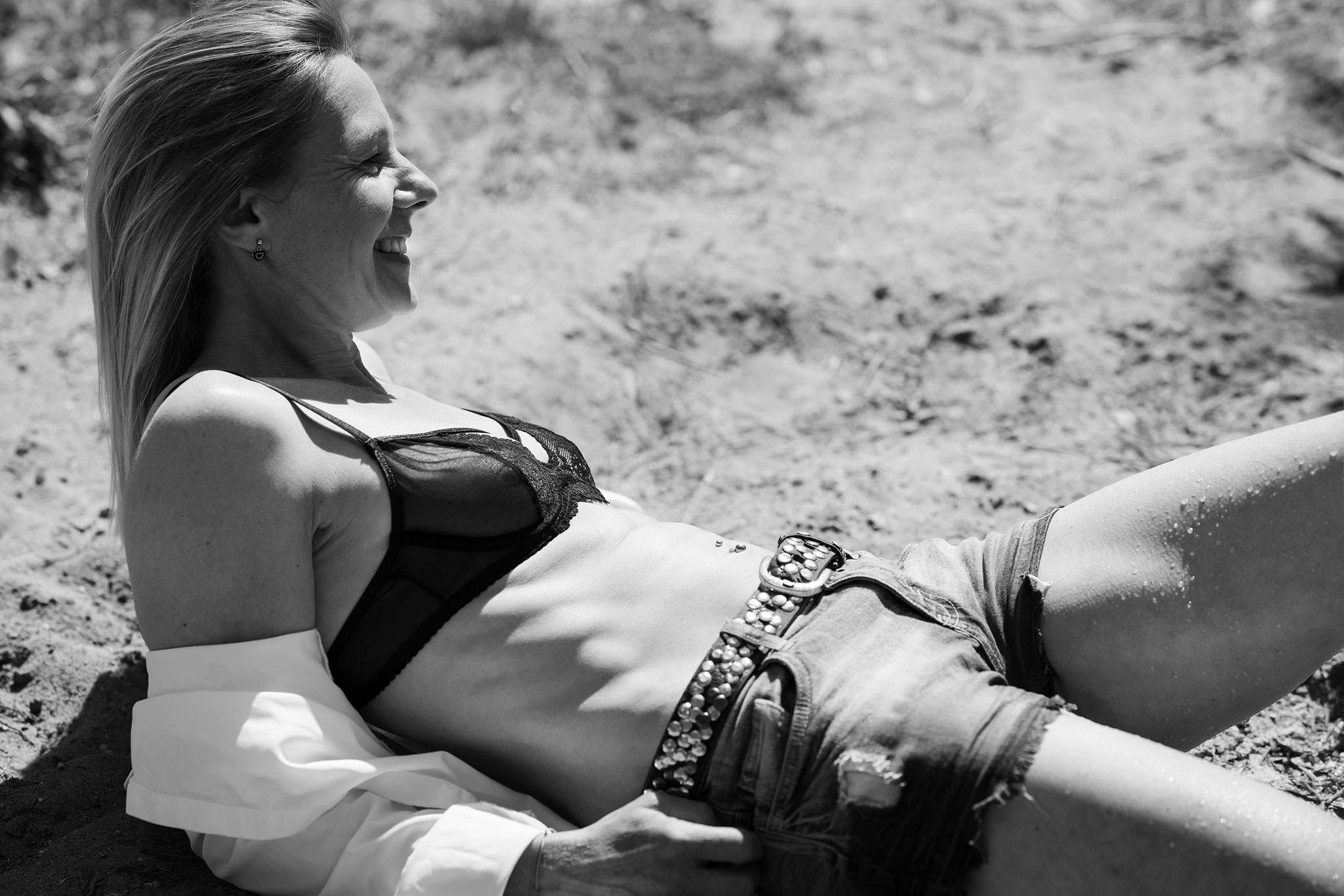 Emotionales erotisches Frauenportrait in der Natur