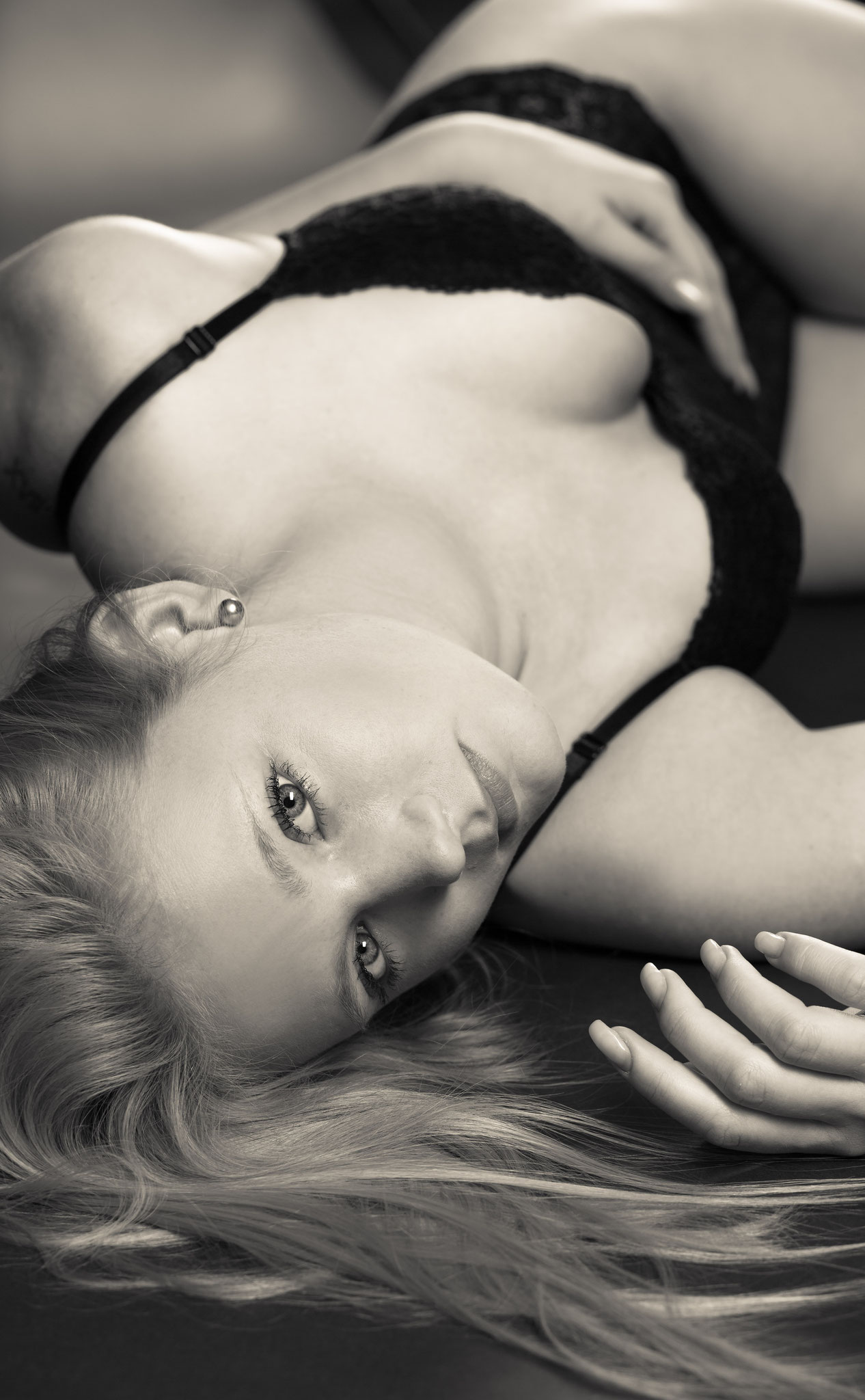 Fotos mit Freude - Fotostudio fotografiert Ladies in Unterwäsche beim Dessous Shooting im Atelier Erlangen - erotic Fotograf Nico Tavalai #eroticshooting #sexyphoto #dessous