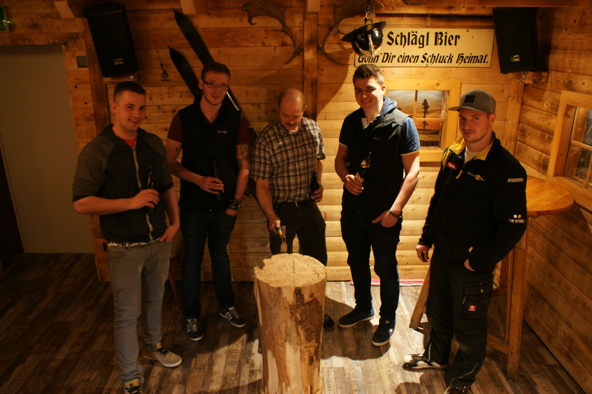 Unterhaltung in der Apres Ski Hütte