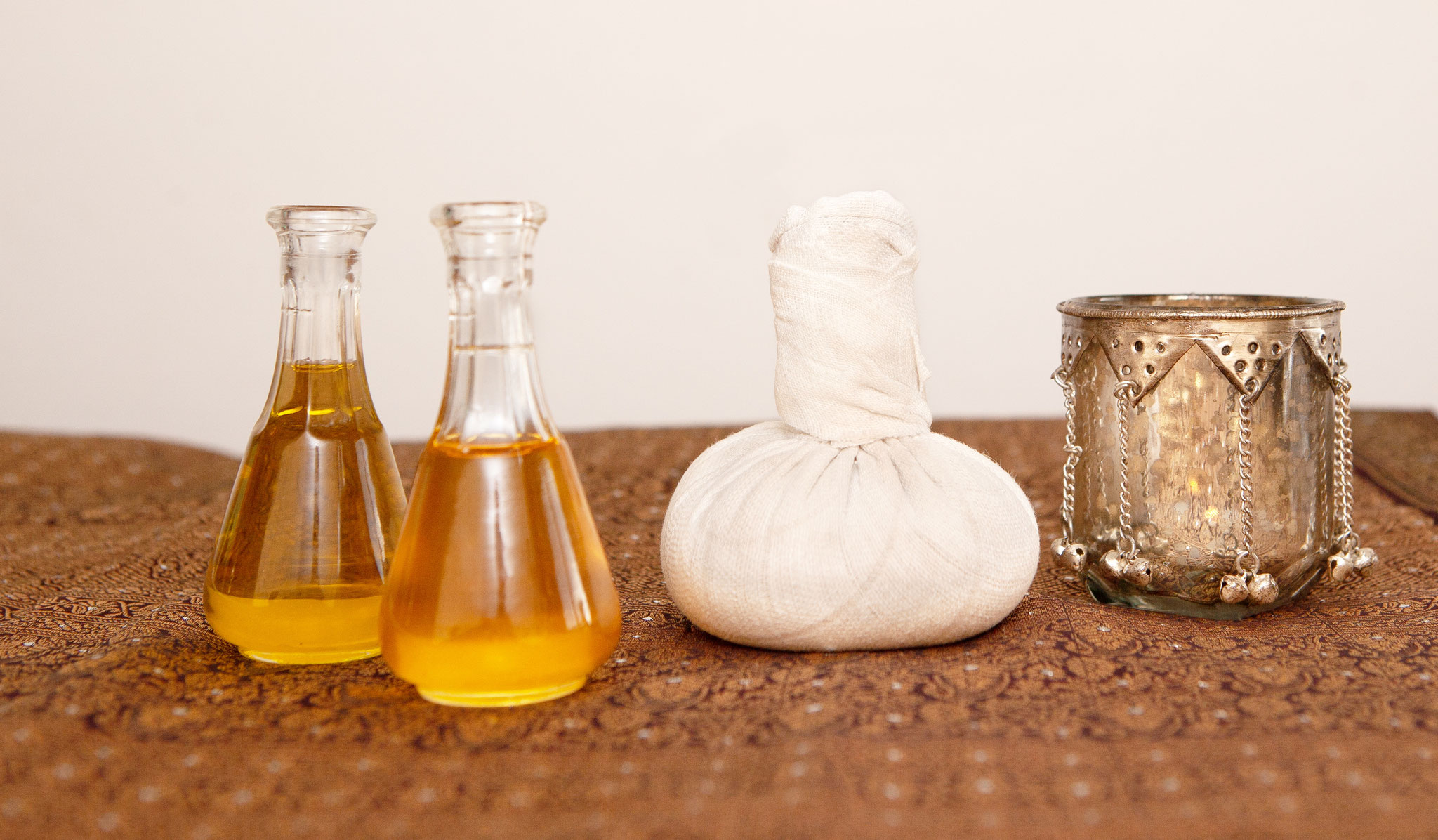 Hochwertige Öle und Kräuter für ayurvedische Anwendungen