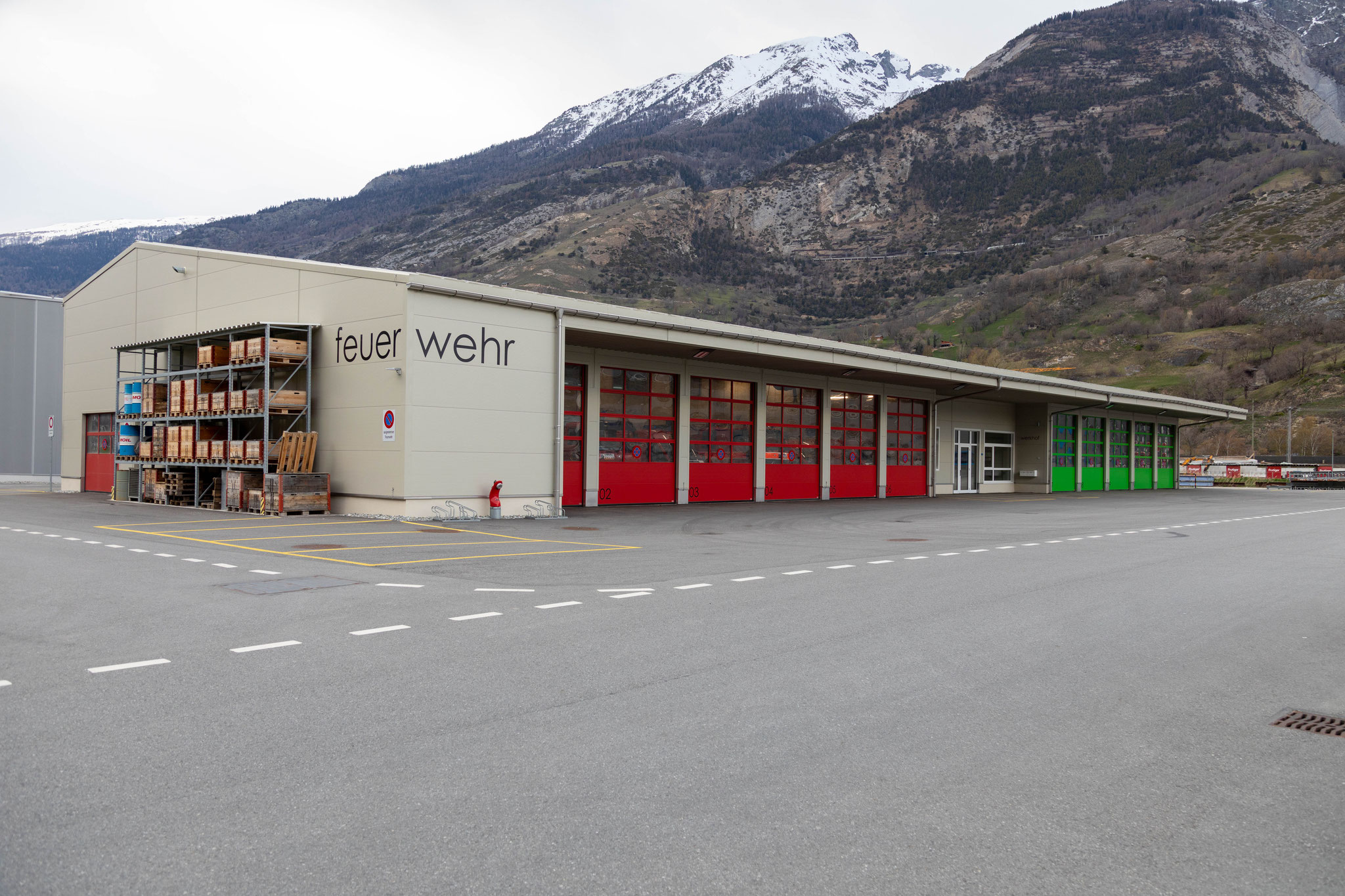 Die Halle von Süd-Ost mit geschlossenen Toren