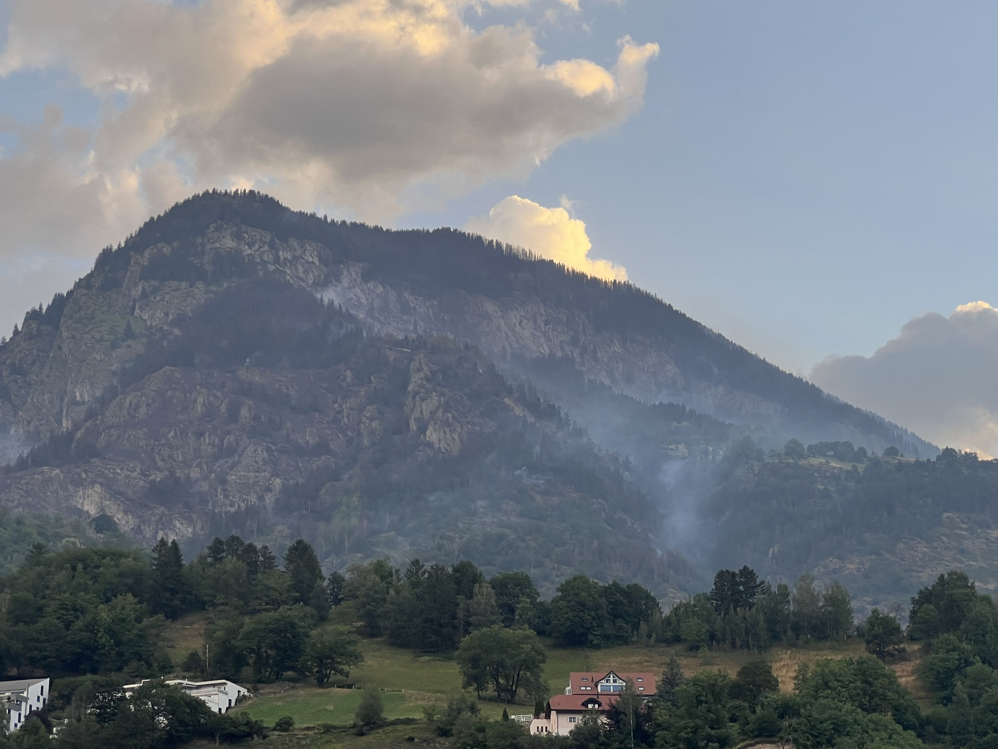 Das Waldbrandgebiet von Naters aus.