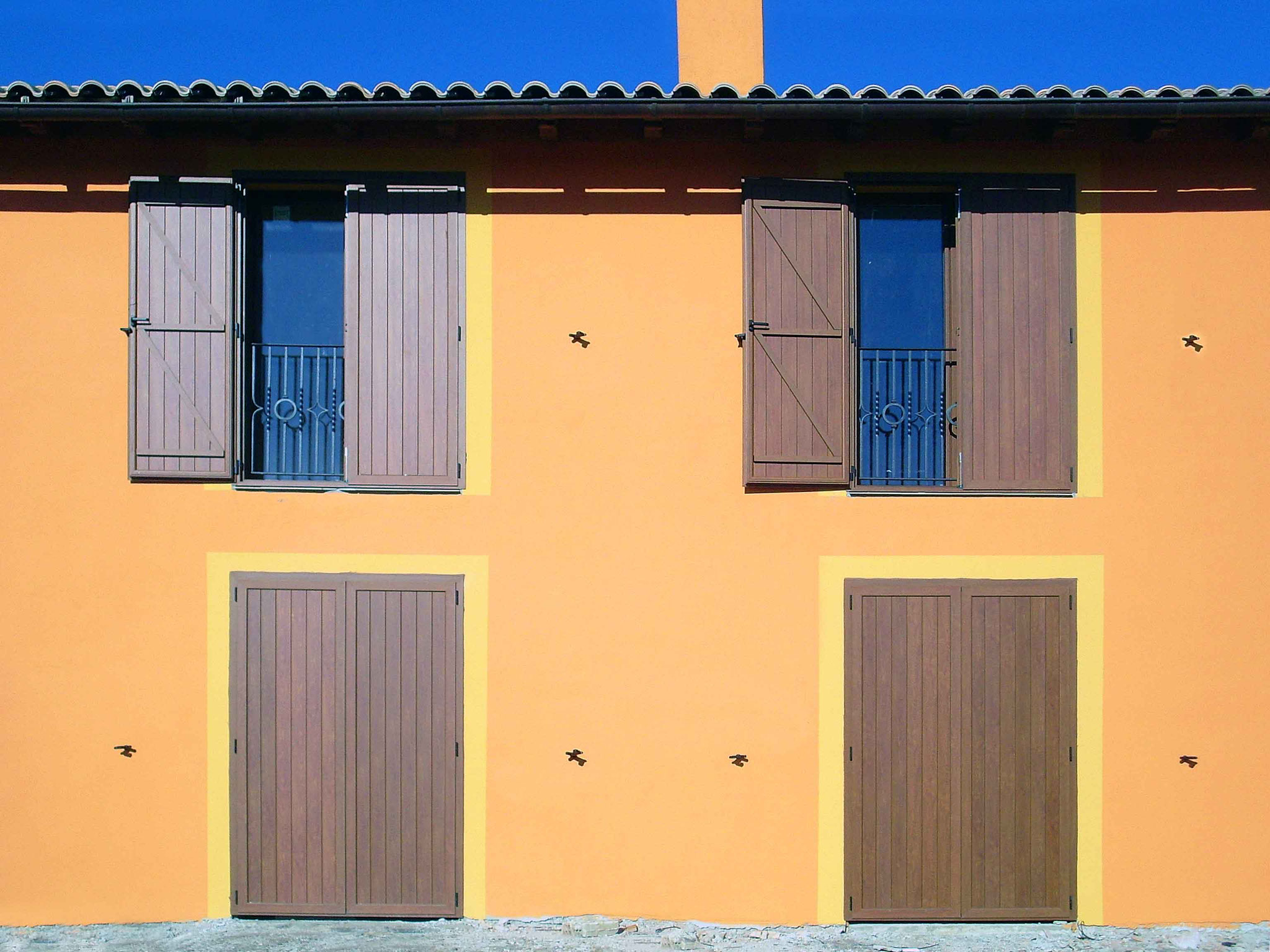 Instalación de contraventanas rusticas para balcones en Navarra