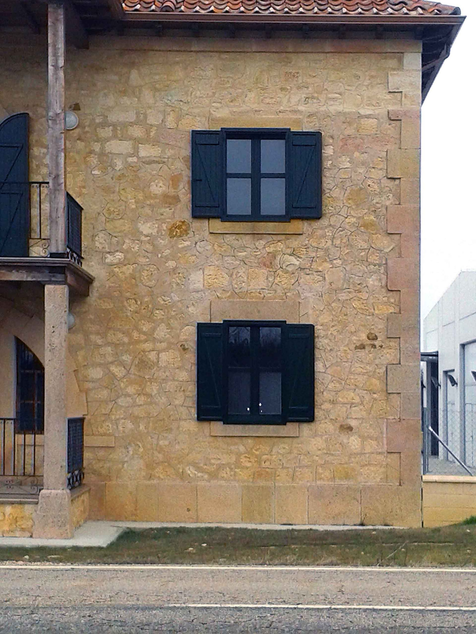 Instalación de contraventana rústica decorativa en Riaza, Segovia