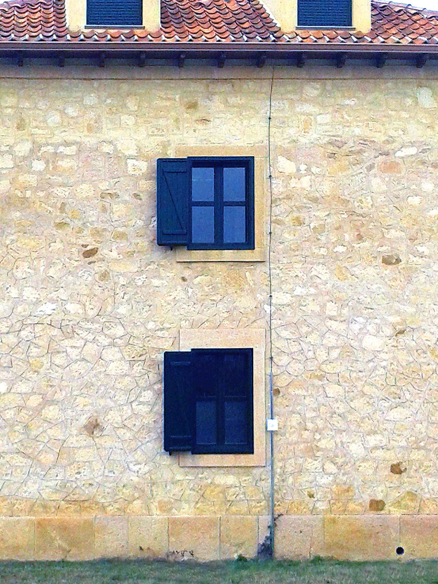 Instalación de contraventanas rústicas de aluminio color verde 6009 en Riaza, Segovia