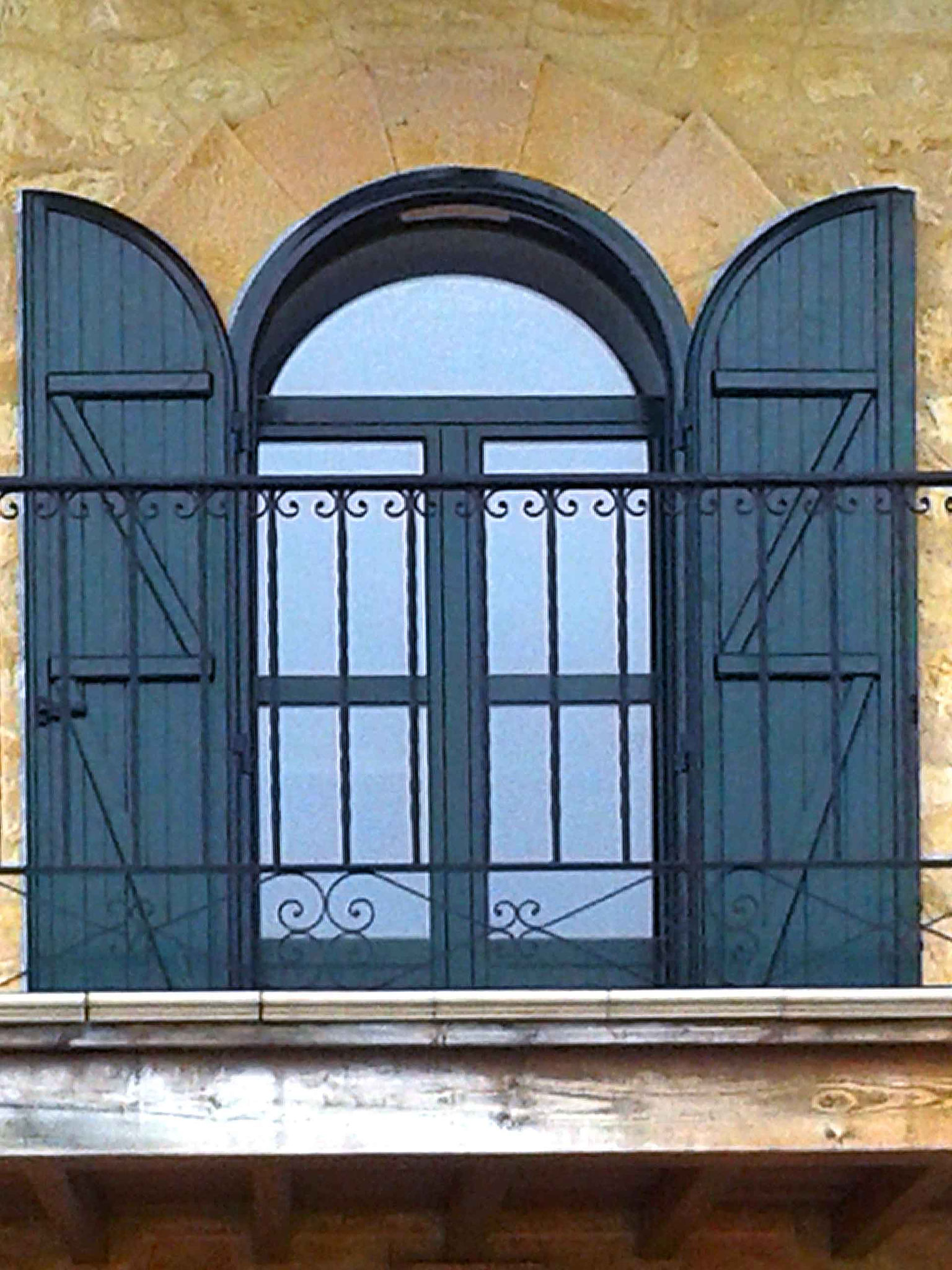 Instalación de contraventanas rústicas curvas