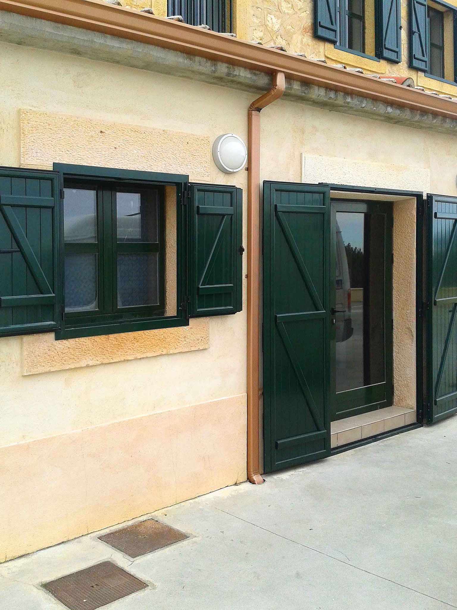Instalación de contraventanas rústicas de aluminio en hoteles