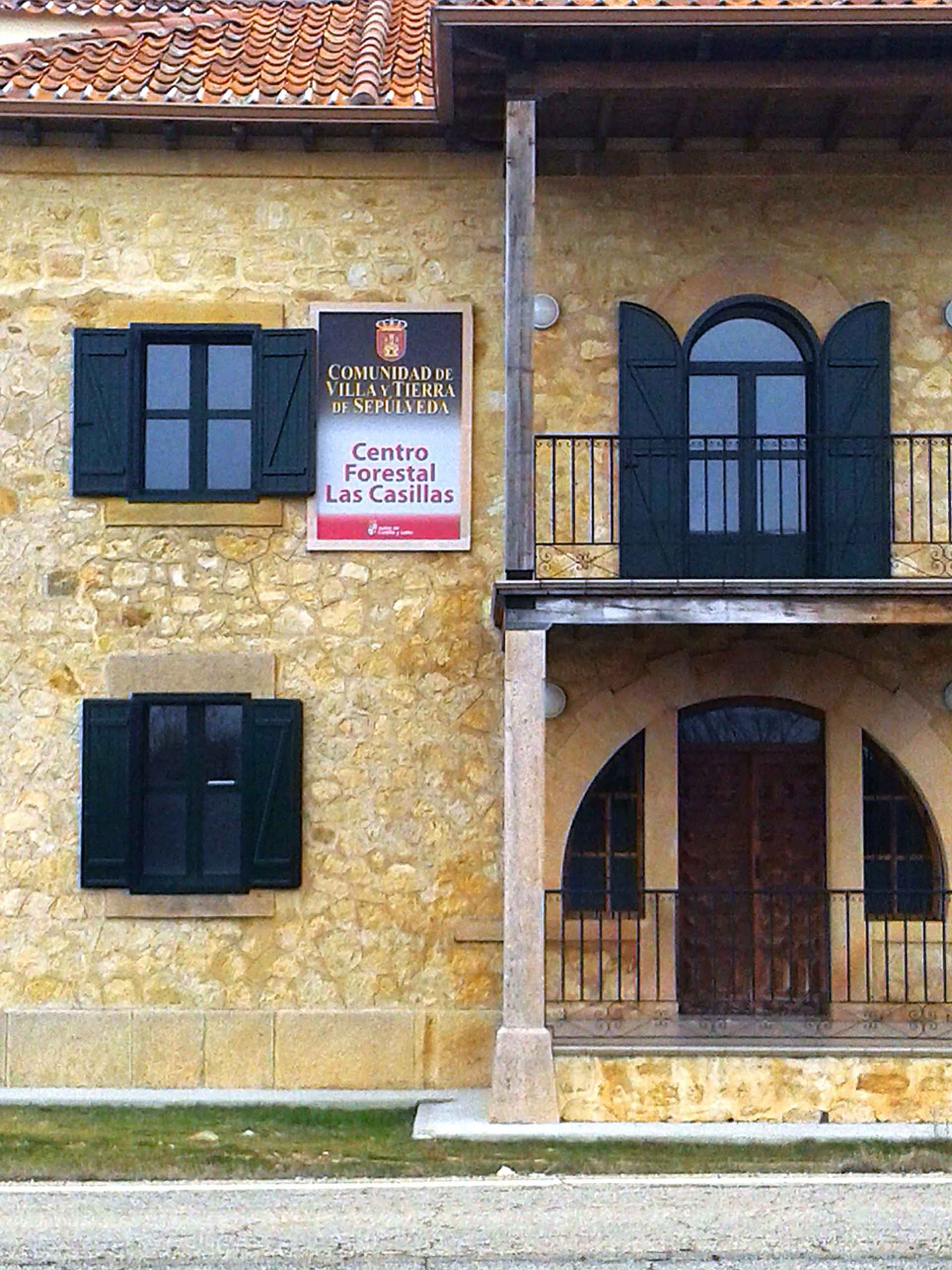 Instalación de contraventanas rústicas con marco tipo Z en Segovia