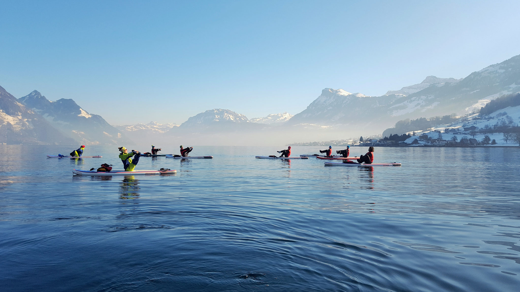 SUP Yoga im Winter auf dem Vierwaldstättersee