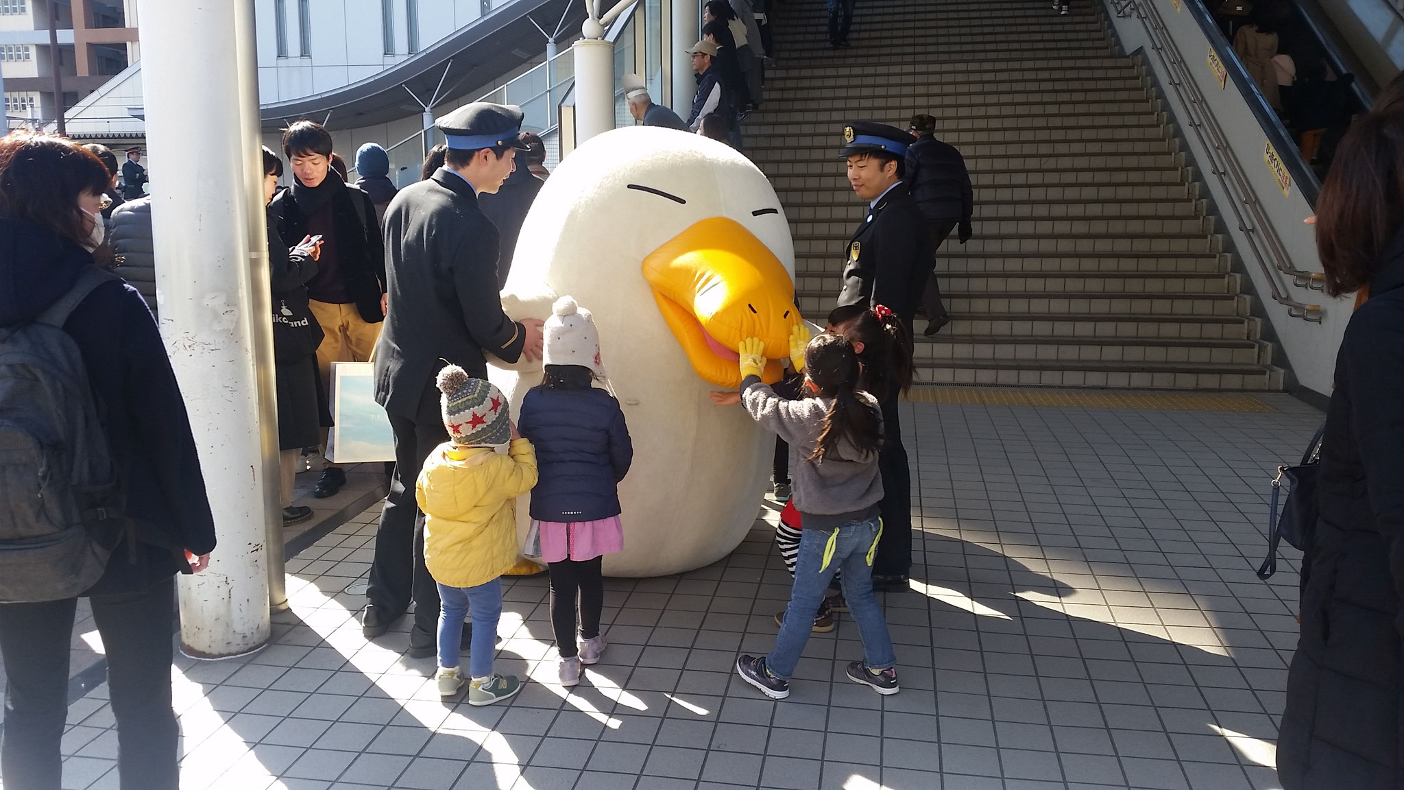 イコちゃん、子供たちに大人気