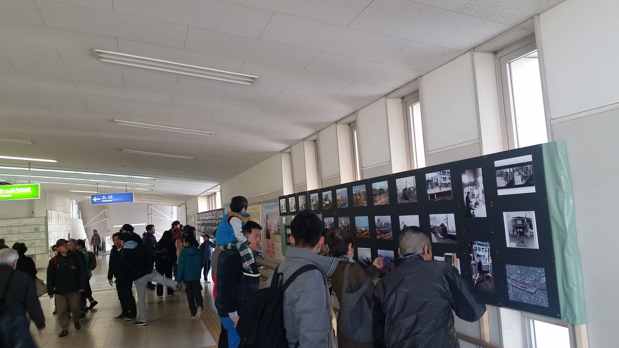 放出駅構内では写真展も催され