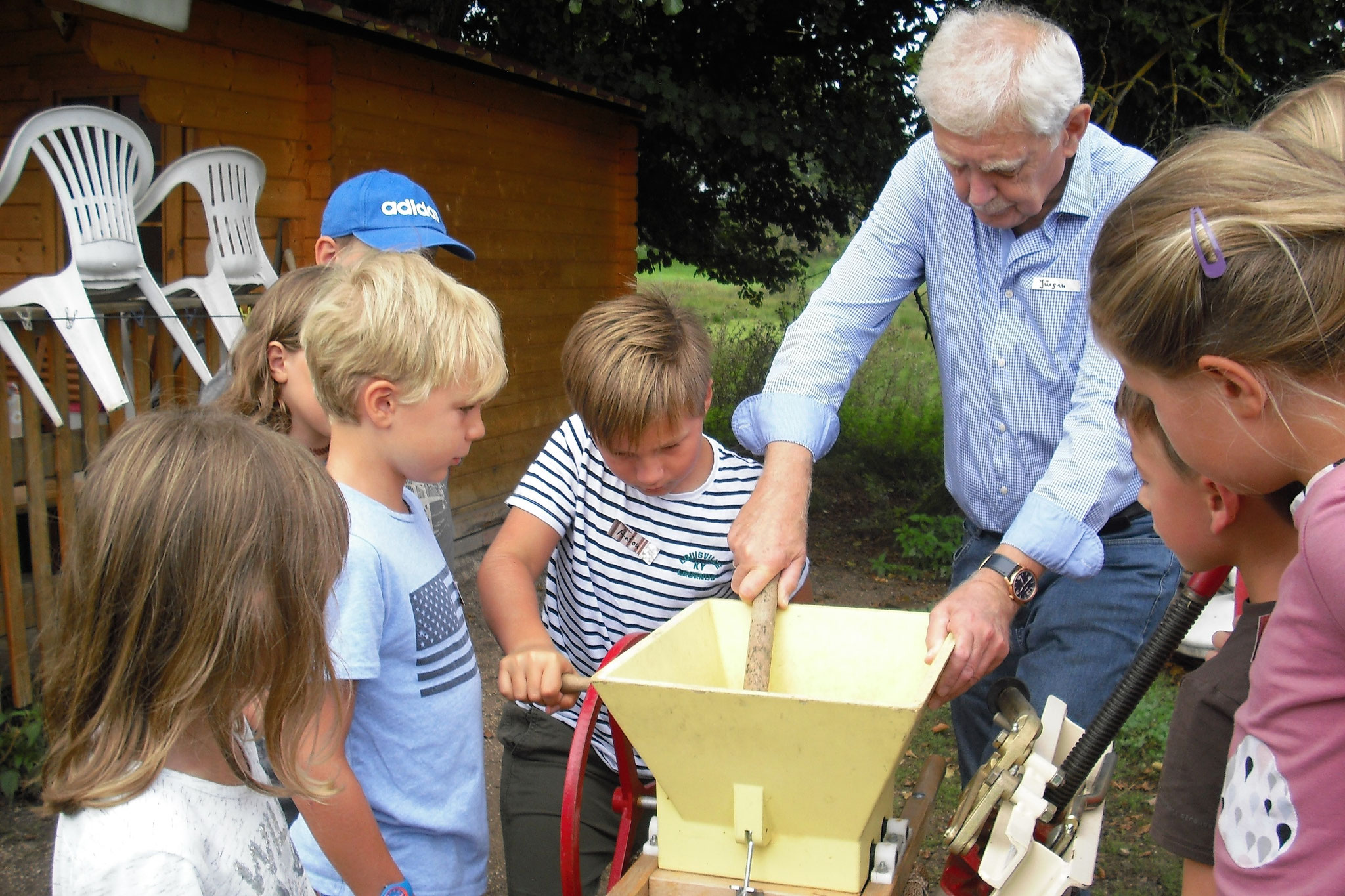 Frisch gepresster Apfelsaft beim Ferienprogramm