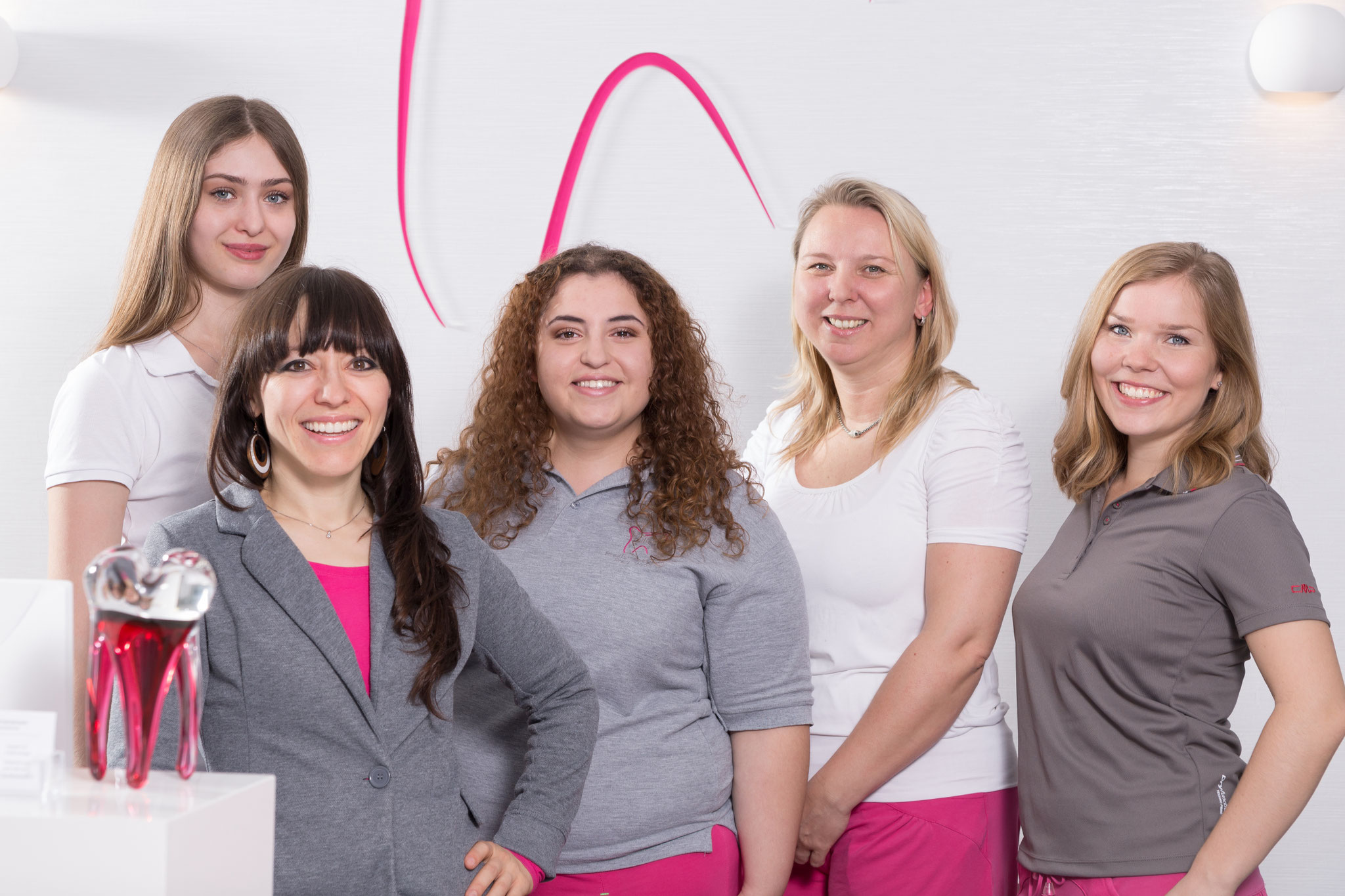 Teamfoto einer Zahnarztpraxis – Mitarbeiterportrait für Website und Praxisauftritt