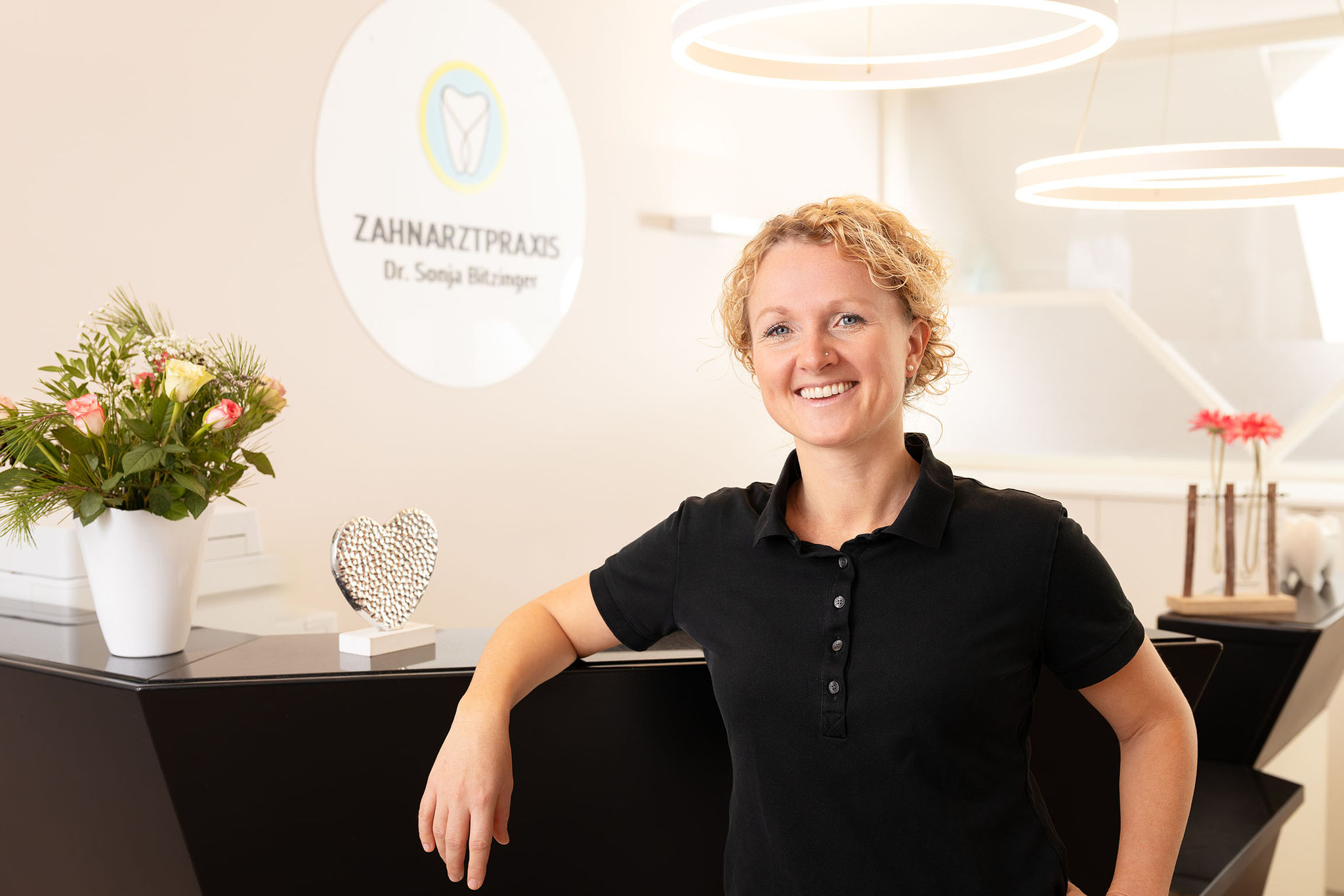 Zahnärztin am Empfang einer modernen Zahnarztpraxis Spardorf– Businessportrait für Praxis-Website