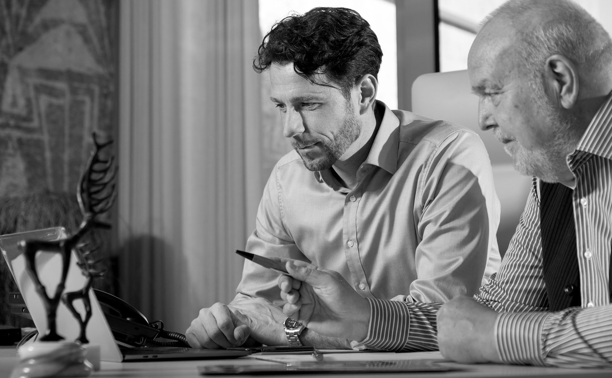 Beratungsgespräch im Büro – Businessfoto in Schwarzweiß