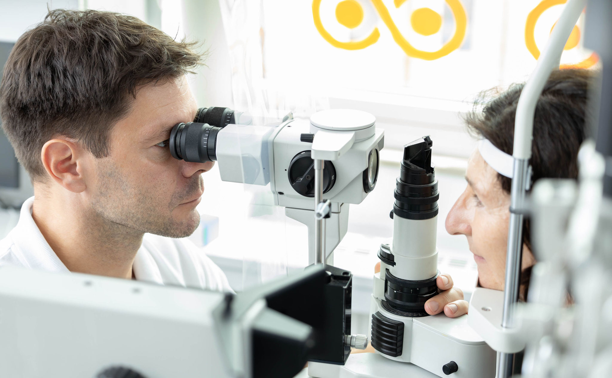 Augenuntersuchung mit Spaltlampe – Augenarzt untersucht Patient in moderner Praxis