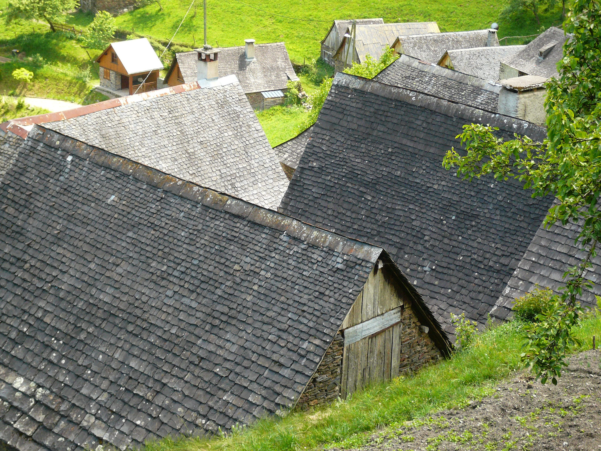 Toits d’ardoises au village d’Eylie